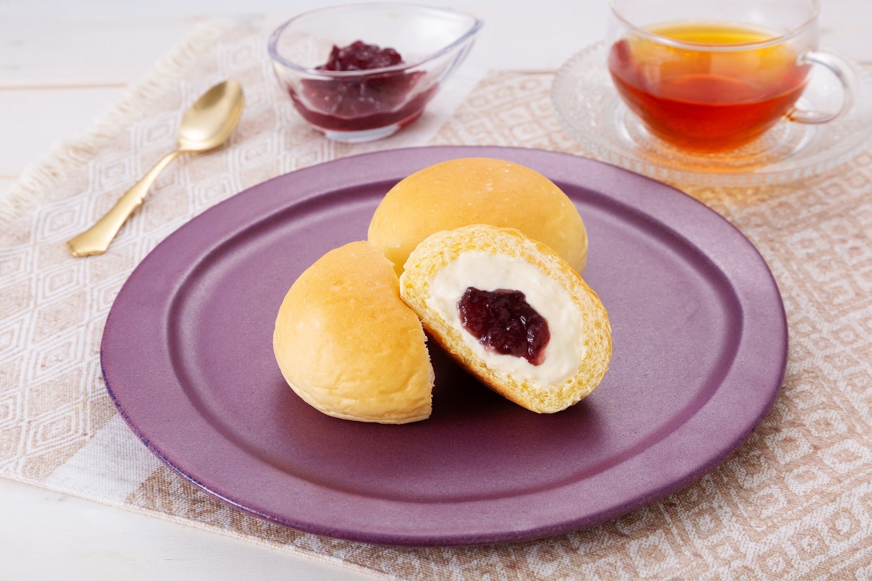 「冷やして食べる とろけるくりーむパン ぶどう」（イメージ）