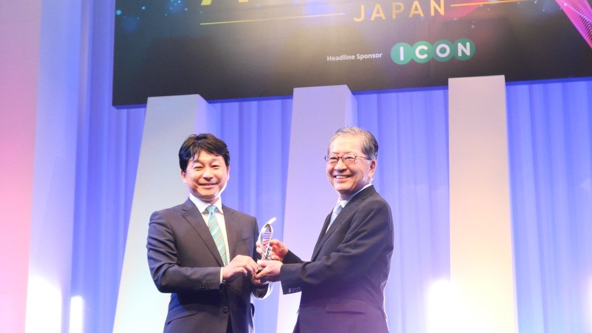 Lifetime Achievement Awardを受賞した竹中登一氏(右)