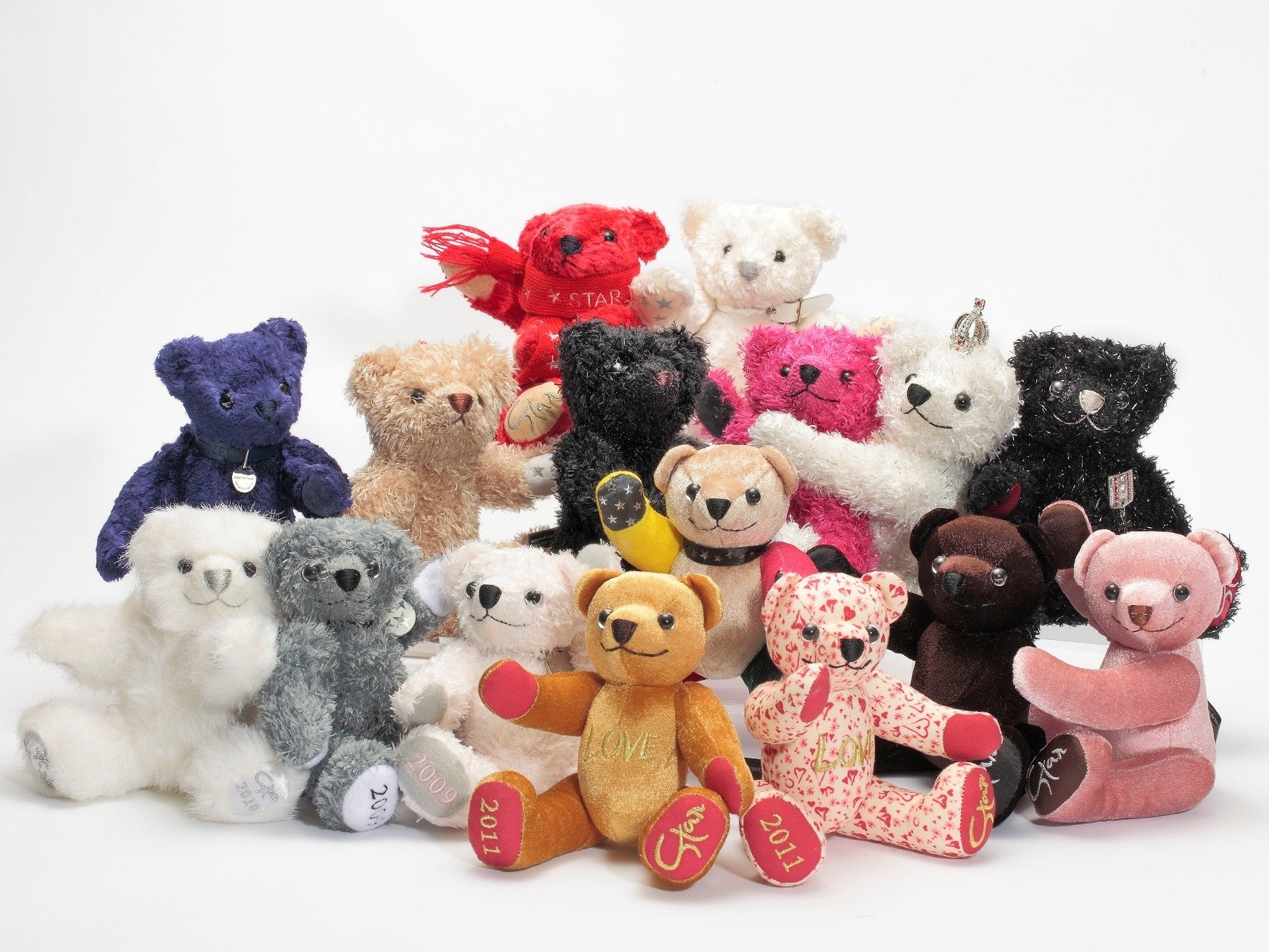 BEAR FOR PEACEのアイコンとなる歴代のテディベア