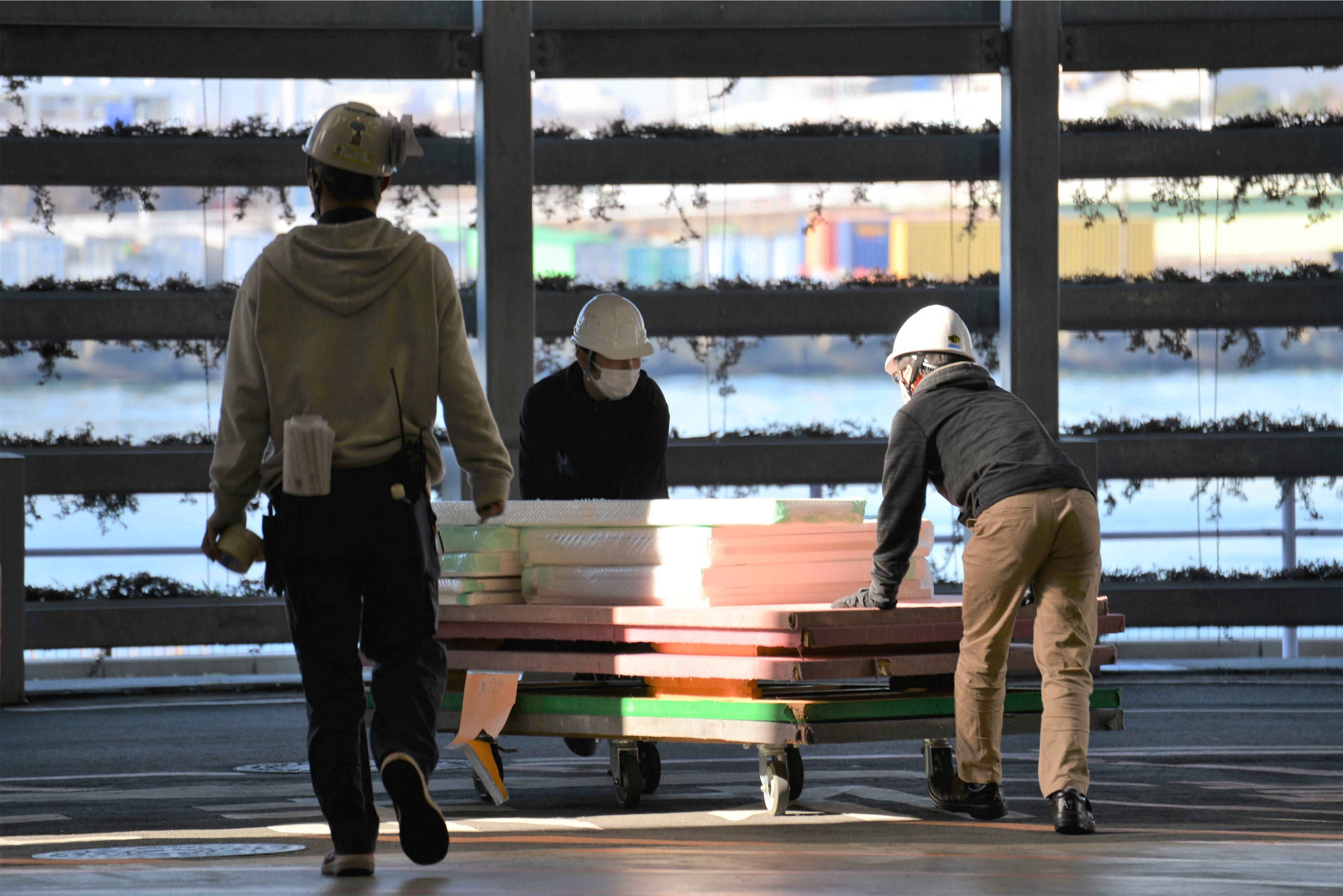 会場設営をする様子