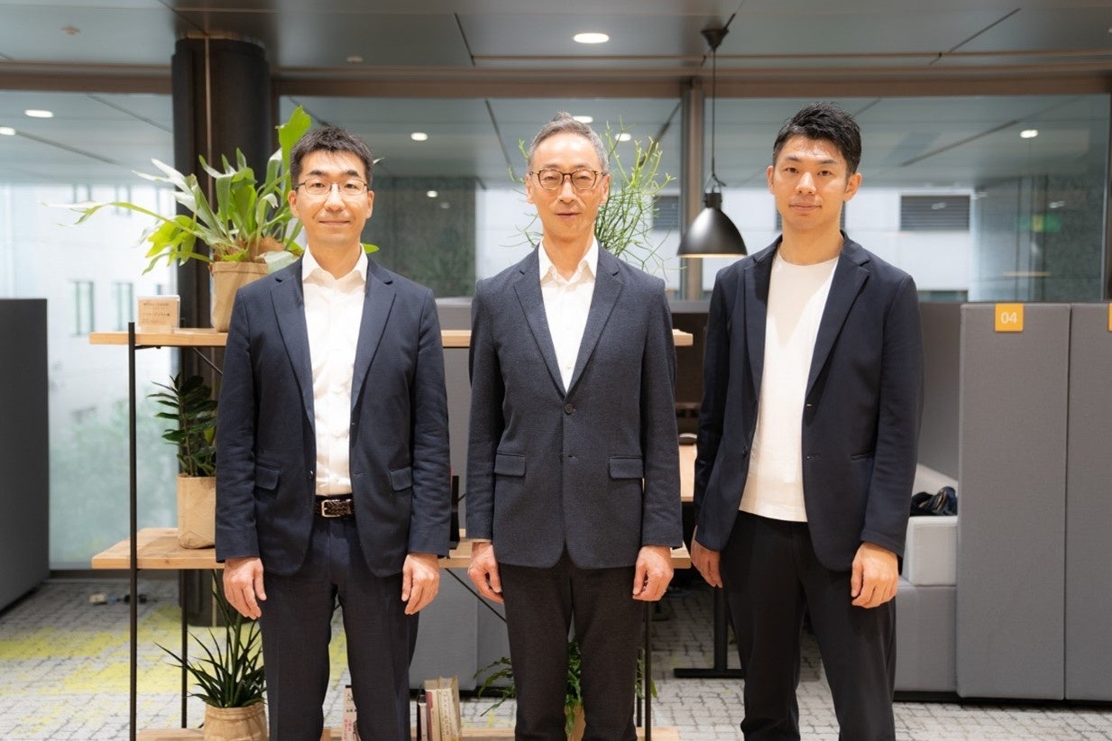 写真左からクラウドクレジット杉山代表取締役社長、丸井グループ青井代表取締役社長、五常・アンド・カンパニー慎代表執行役