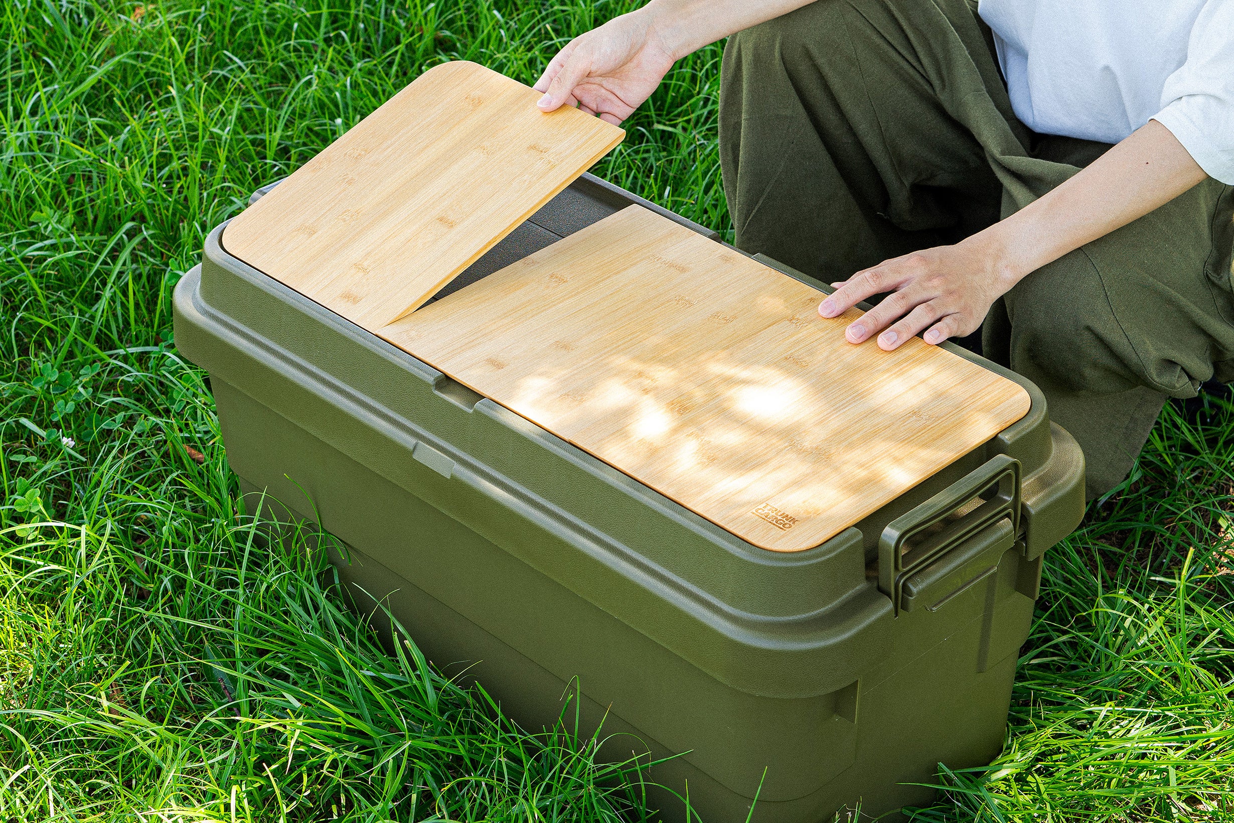 トランクカーゴ、テーブル、湯たんぽ、シュラフ、タープポール、風貌他