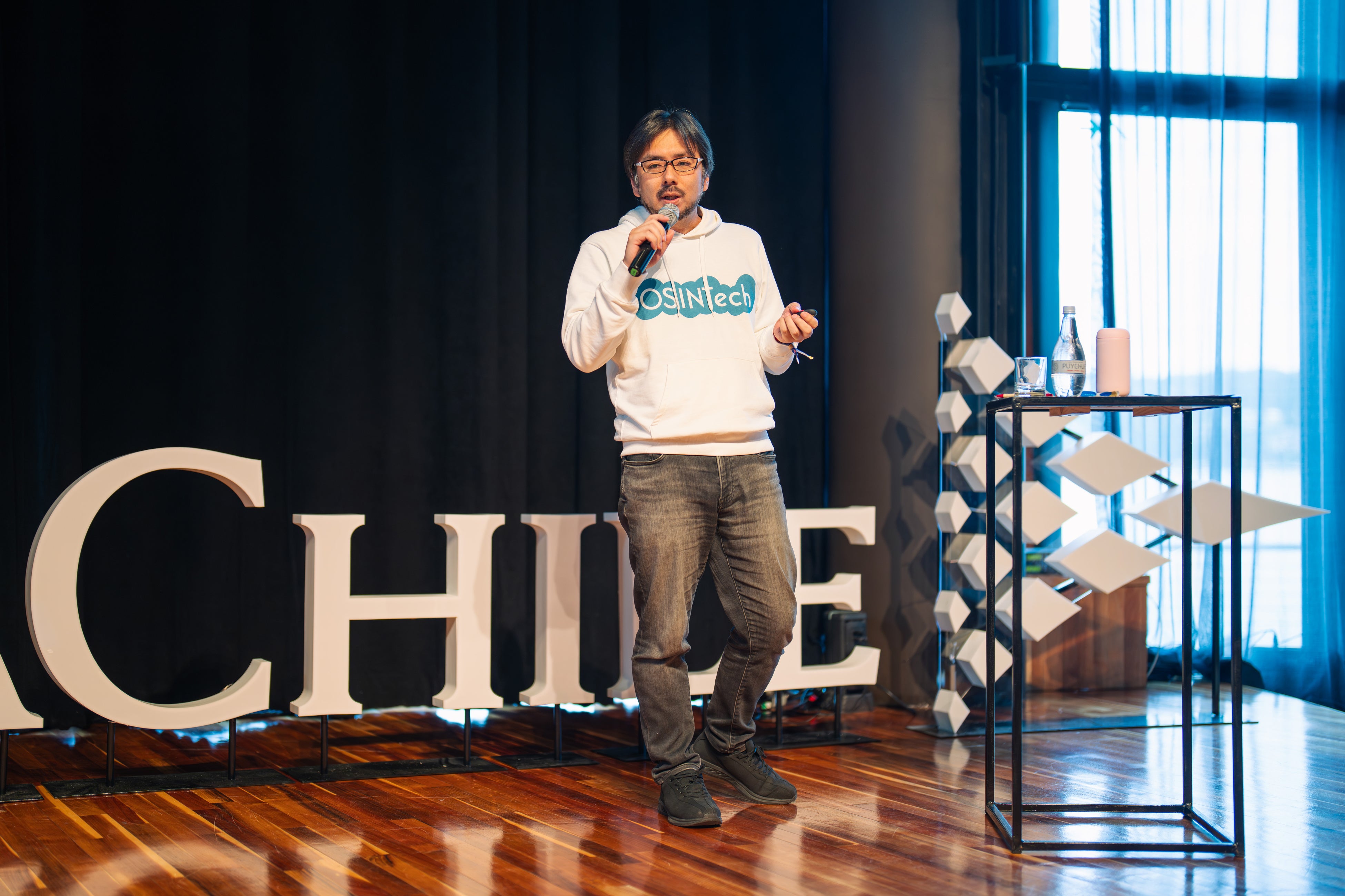 グローバルな視点でRuleWatcherの有用性についてプレゼンをする小田真人