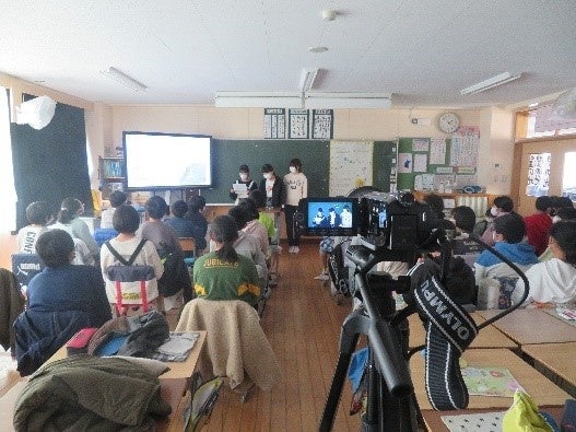 教室からZoomを使って発表や市長の講評を聴く子どもたち（イメージ）