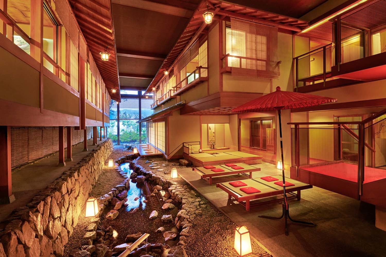 映画のセットのような食事処「花筏（はないかだ）」。京の御茶屋の雰囲気が味わえる。