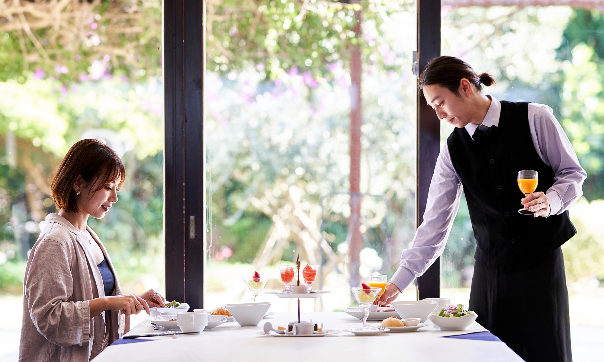 陽光の差すレストランで朝食を