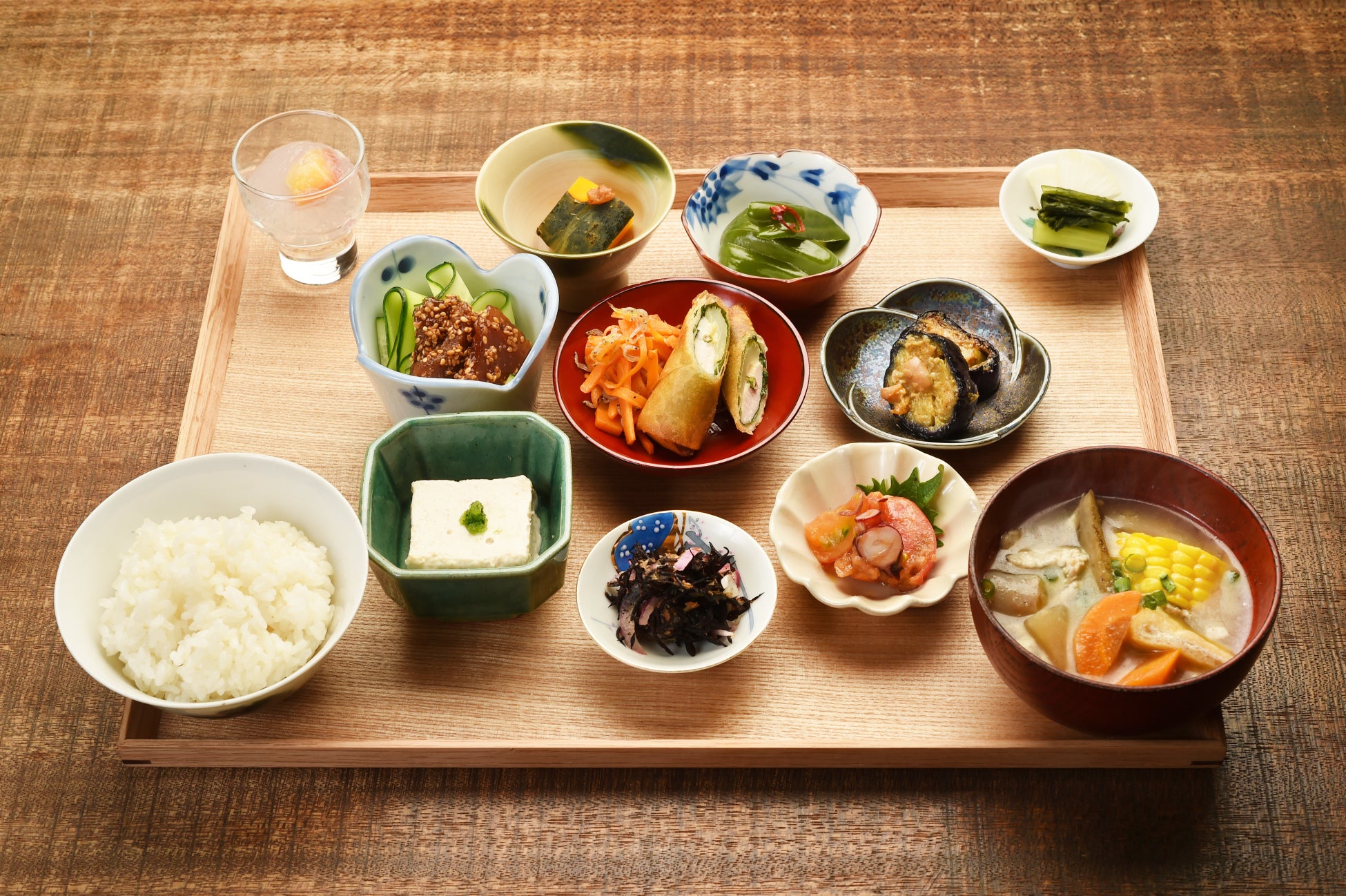 火の食堂の看板メニュー「四季の恵み定食」