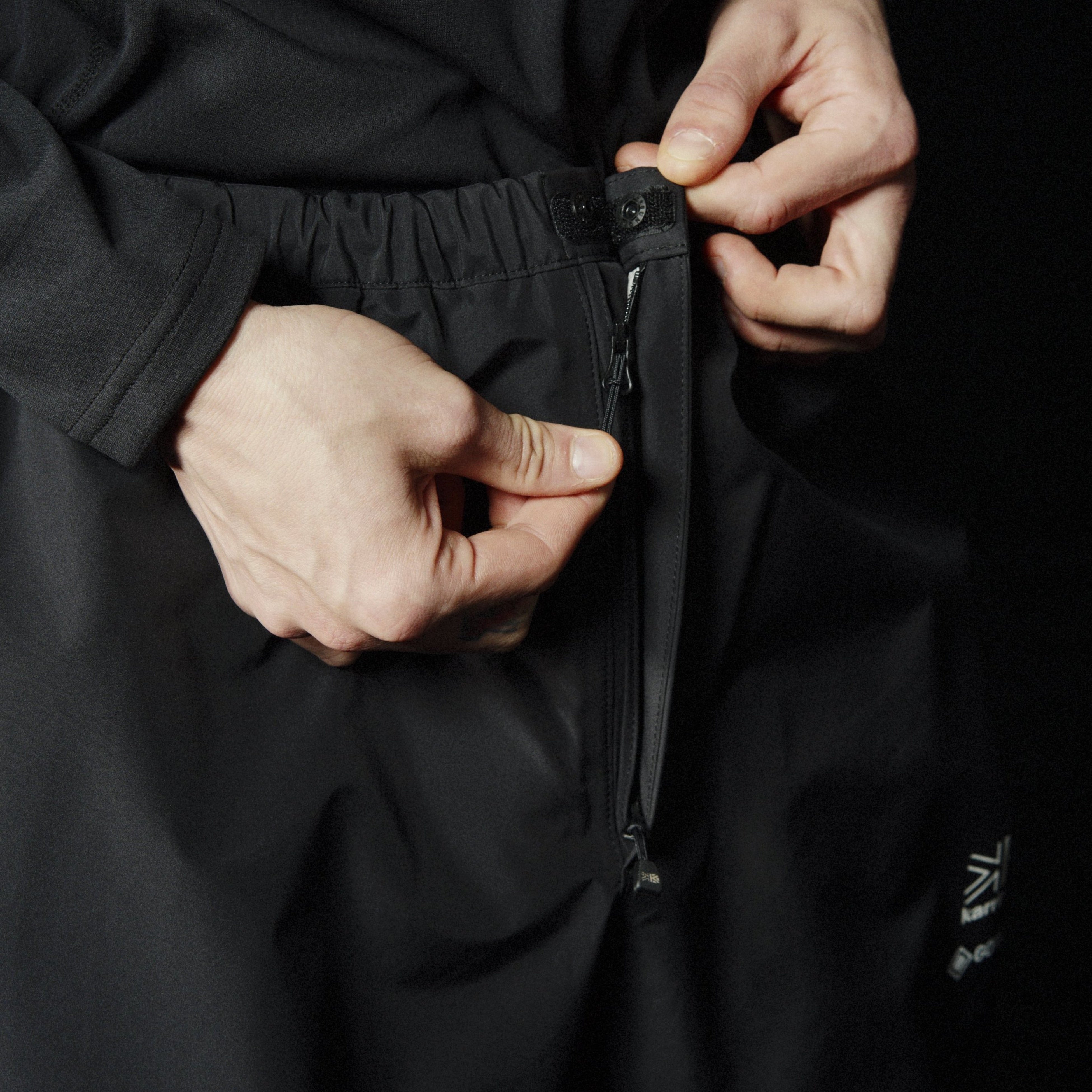 長めに設計した フロントジッパー