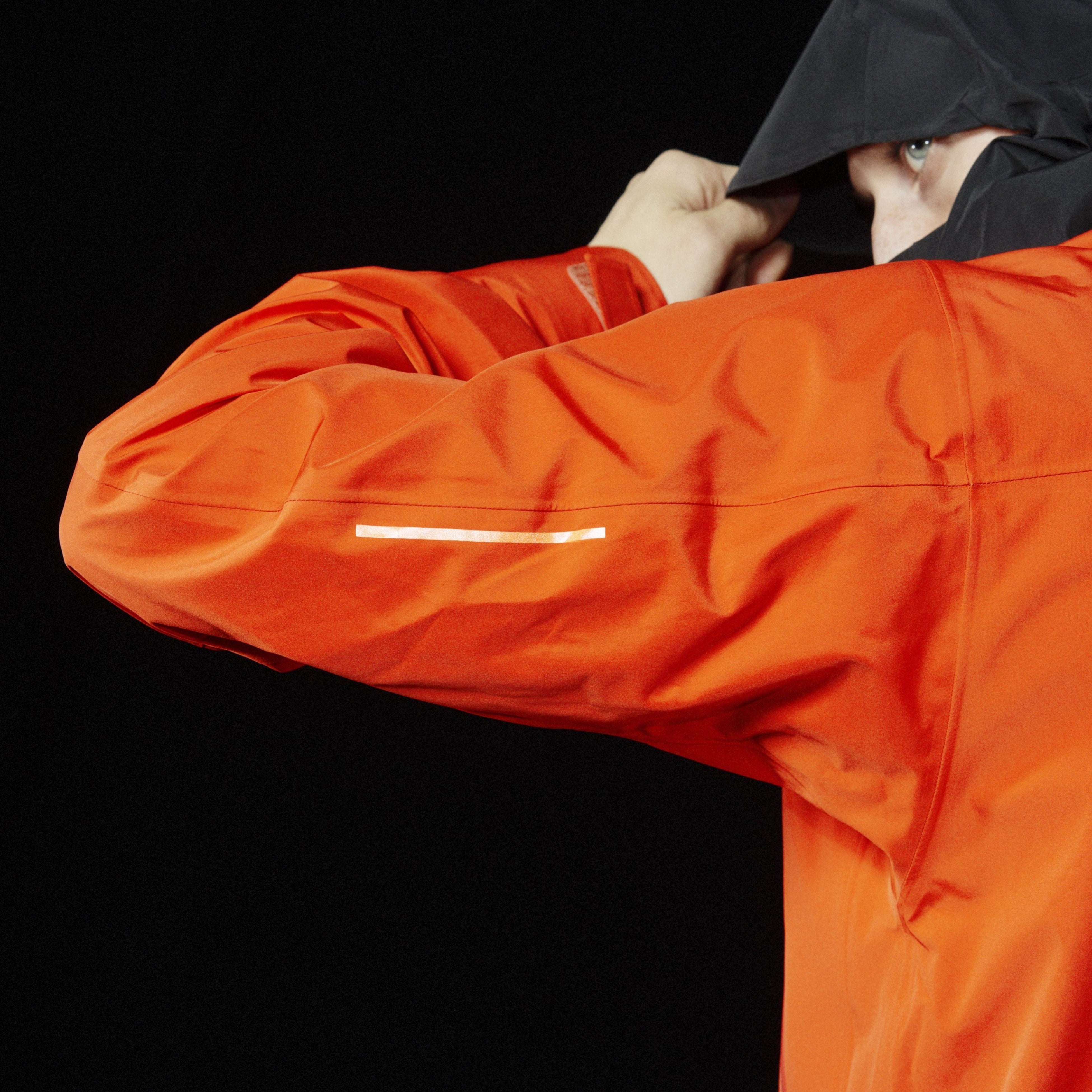 リフレクター搭載 (両腕の後方に反射プリント)