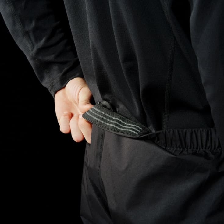 ウエスト後方内部に 滑り止めゴムを搭載