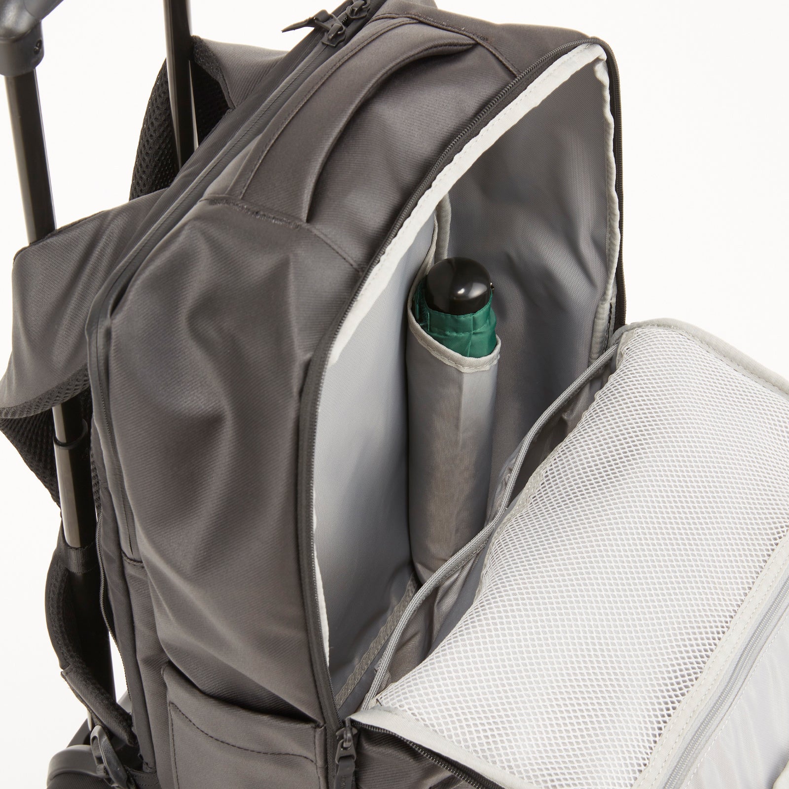 本体内部に折りたたみ傘ホルダー