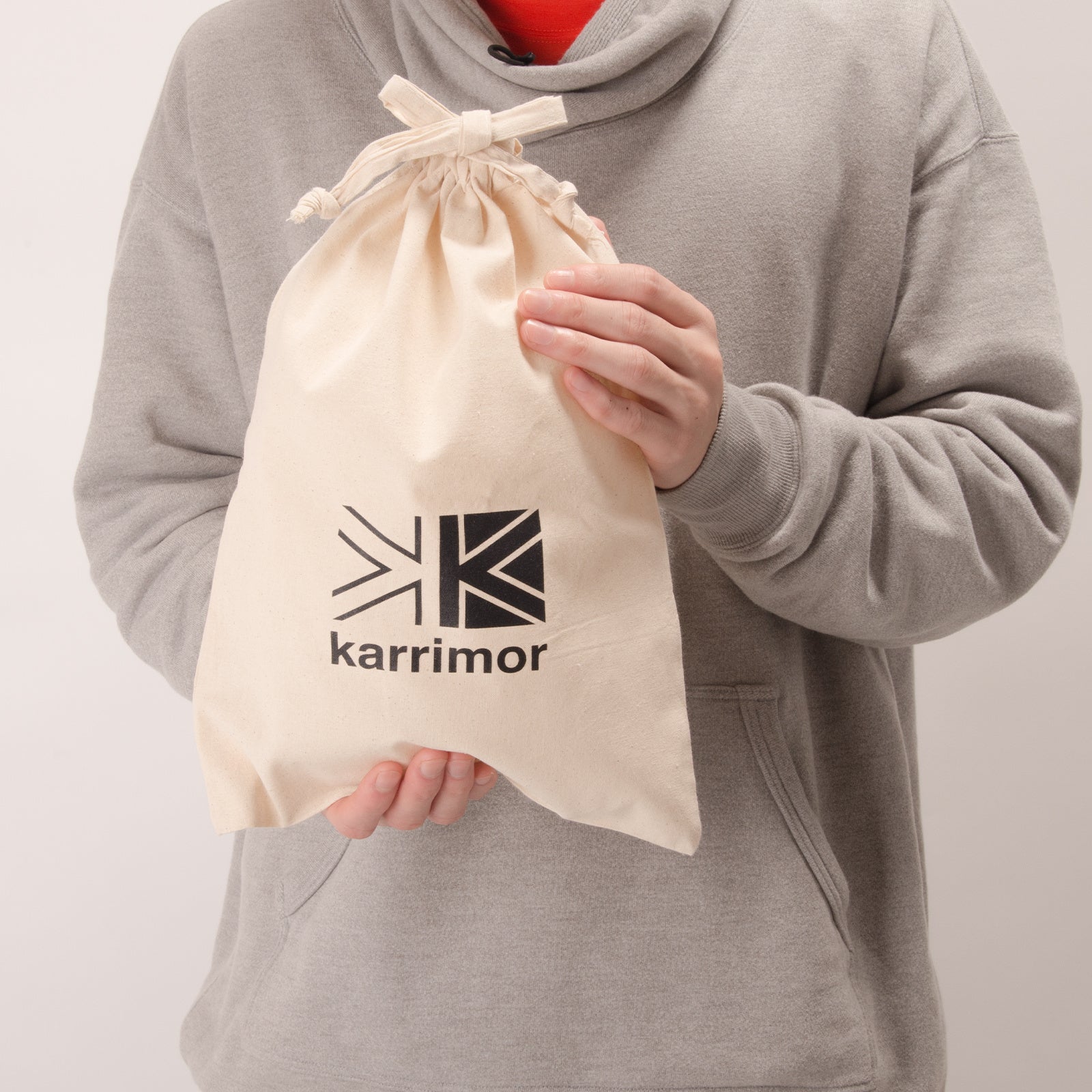 ポーチやビーニーなど小物類には小さいサイズ