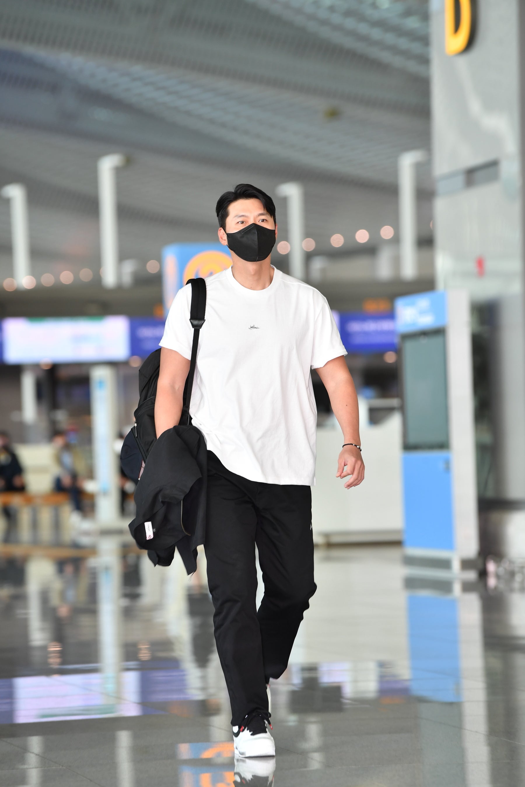 ロロ ピアーナ 韓国の俳優 ヒョンビンがハネムーン中にロロ ピアーナ X 藤原ヒロシ 22ssコレクションを着用 ロロ ピアーナ ジャパン株式会社のプレスリリース