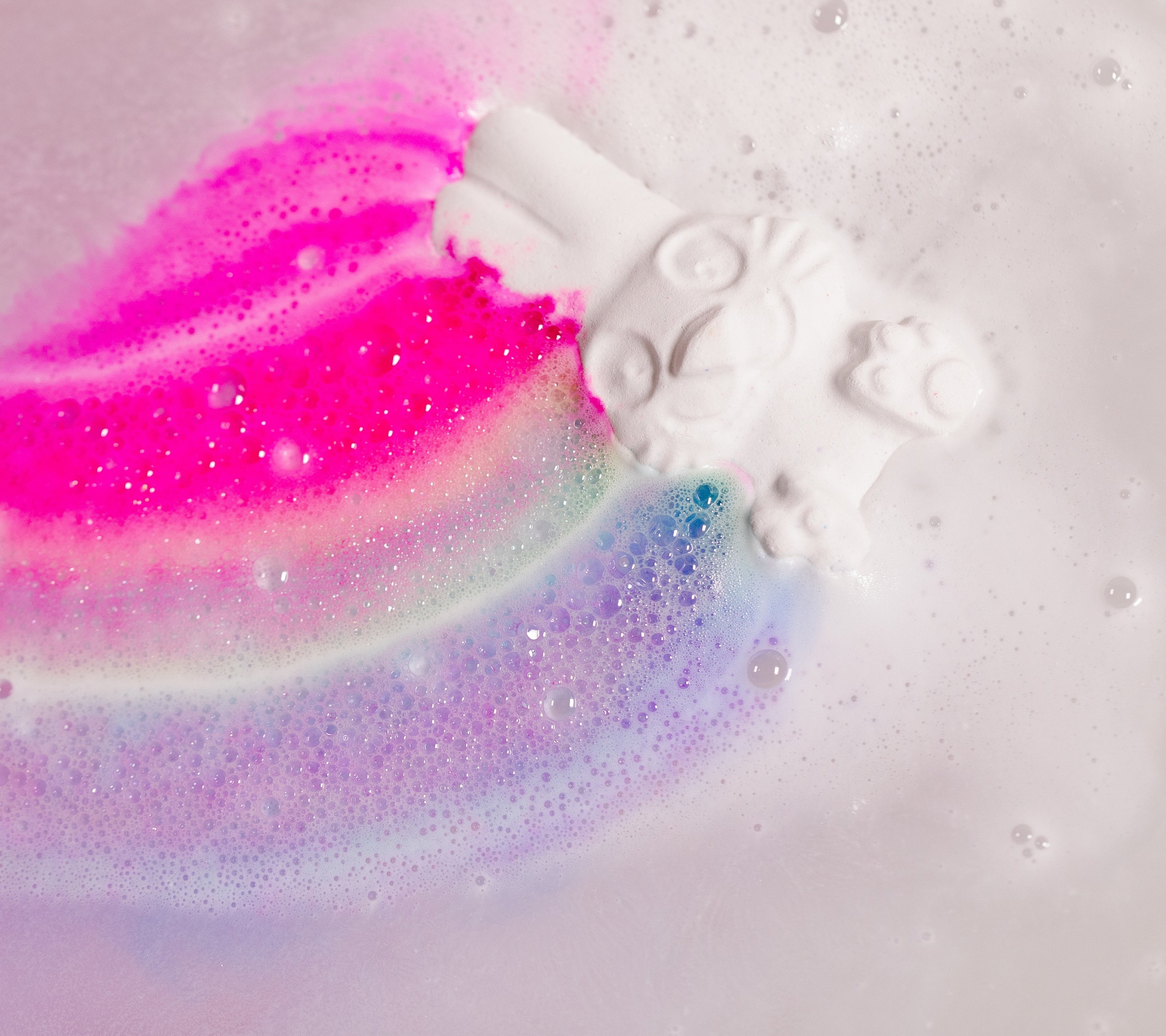 ※『フォロー ザ ホワイトラビット』が虹を描きながら溶けていく様子