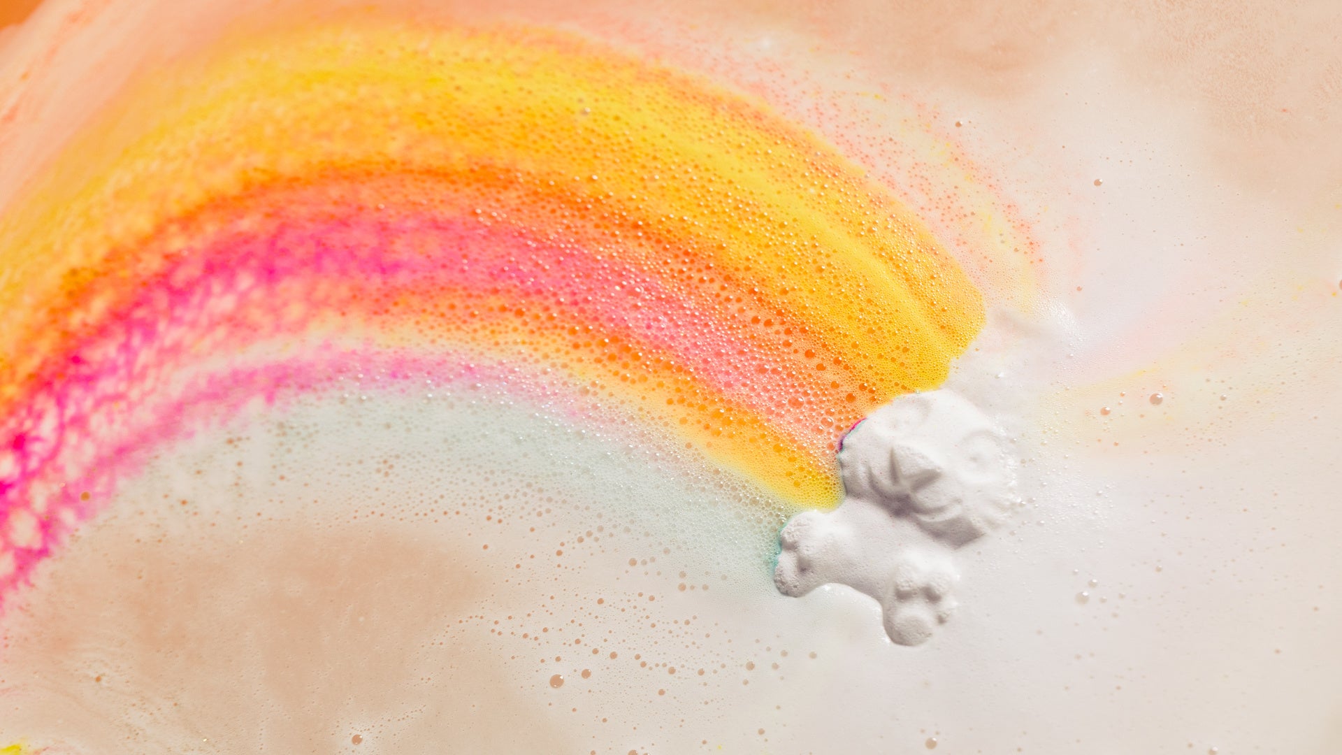 『フォロー ザ ホワイトラビット』が虹を描きながら溶けていく様子