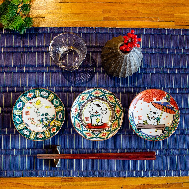 ニャーが並ぶ特別な猫の日 毎回即完売の人気シリーズ 下がり眉のさすらいねこ おかか が青郊窯とコラボして九谷焼豆皿 に 株式会社アミナコレクションのプレスリリース ニャーが並ぶ特別な猫の日 毎回即完売の人気シリーズ 下がり眉のさすらいねこ おかか が青郊窯とコラボして九谷焼豆皿 に 株式会社アミナコレクションのプレスリリース