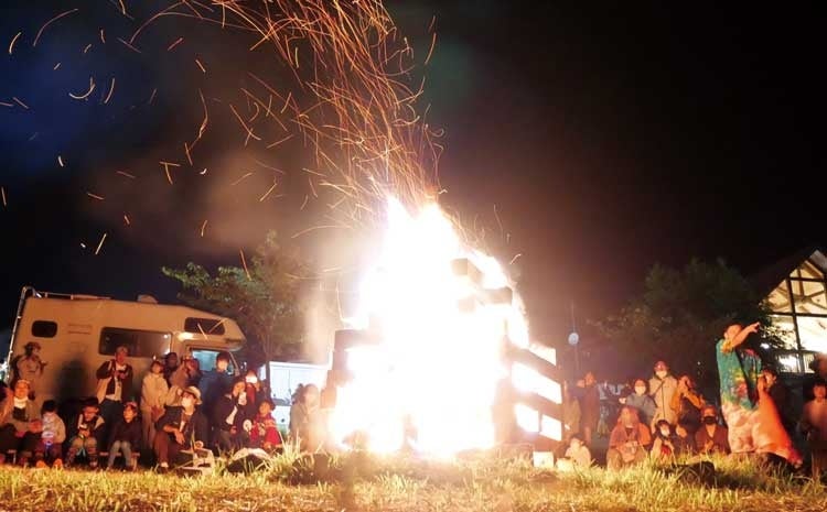 キャンプファイヤー