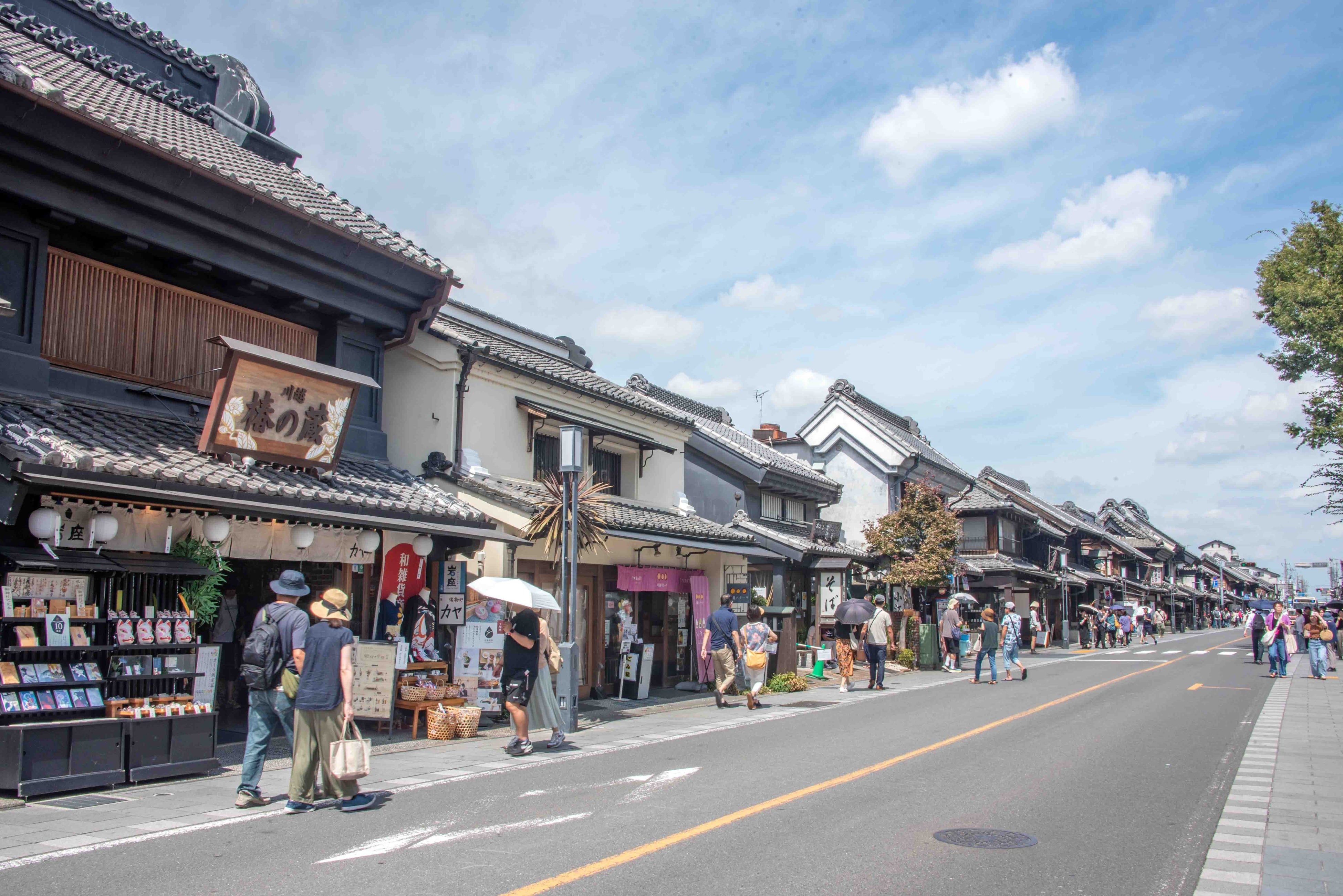 蔵の街、一番街の様子。左：椿の蔵