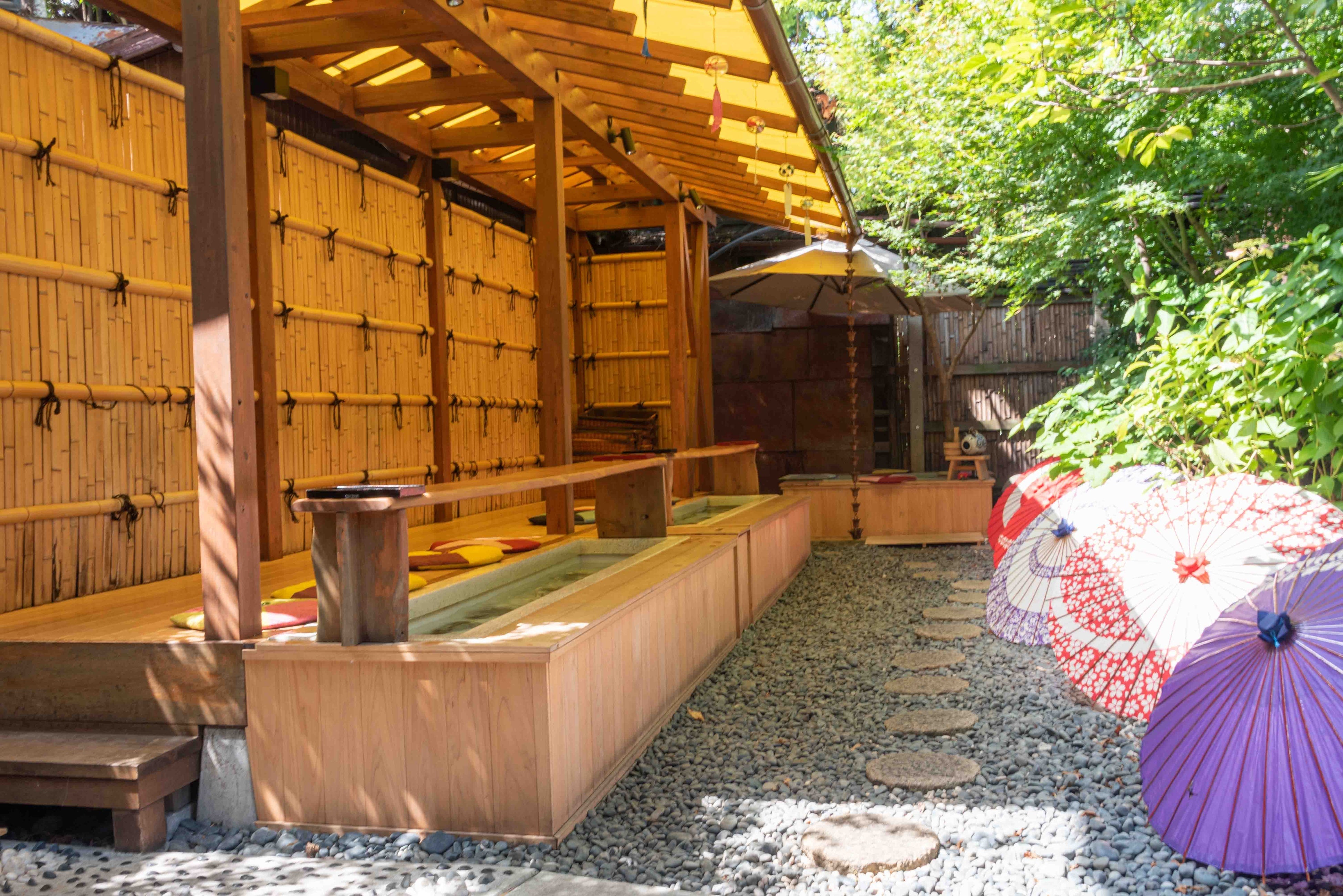 椿の蔵　裏庭にある「足湯喫茶TSUBAKIYA」