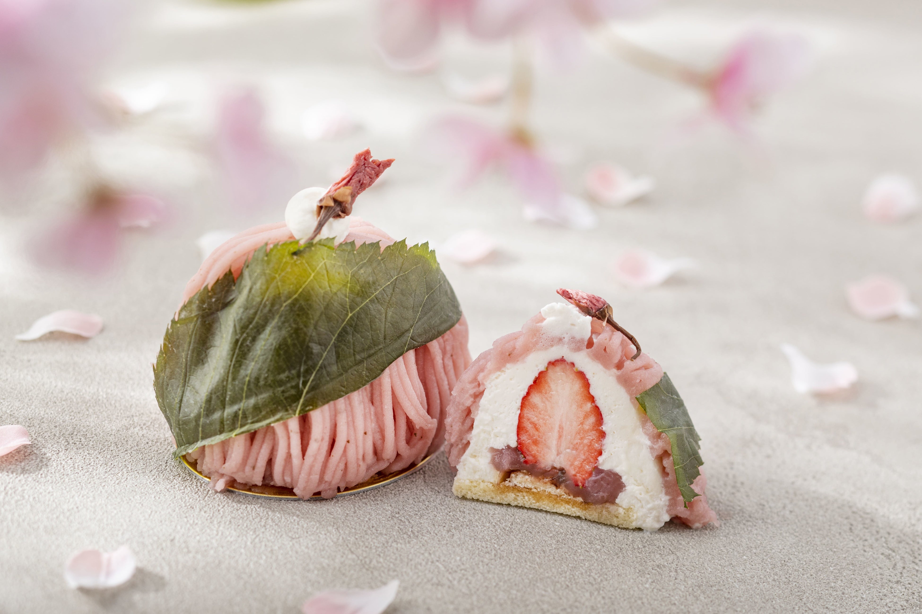 洋風桜餅を想わせる珍しいピンクのモンブラン