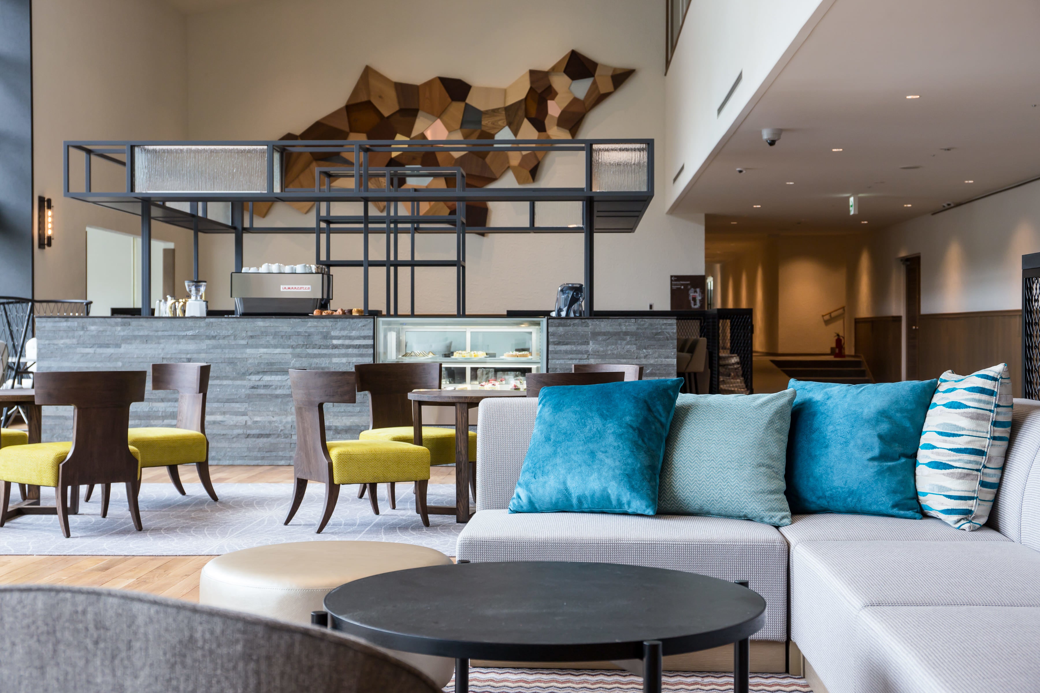 暖炉と中庭に面した開放的な空間で春のくつろぎを