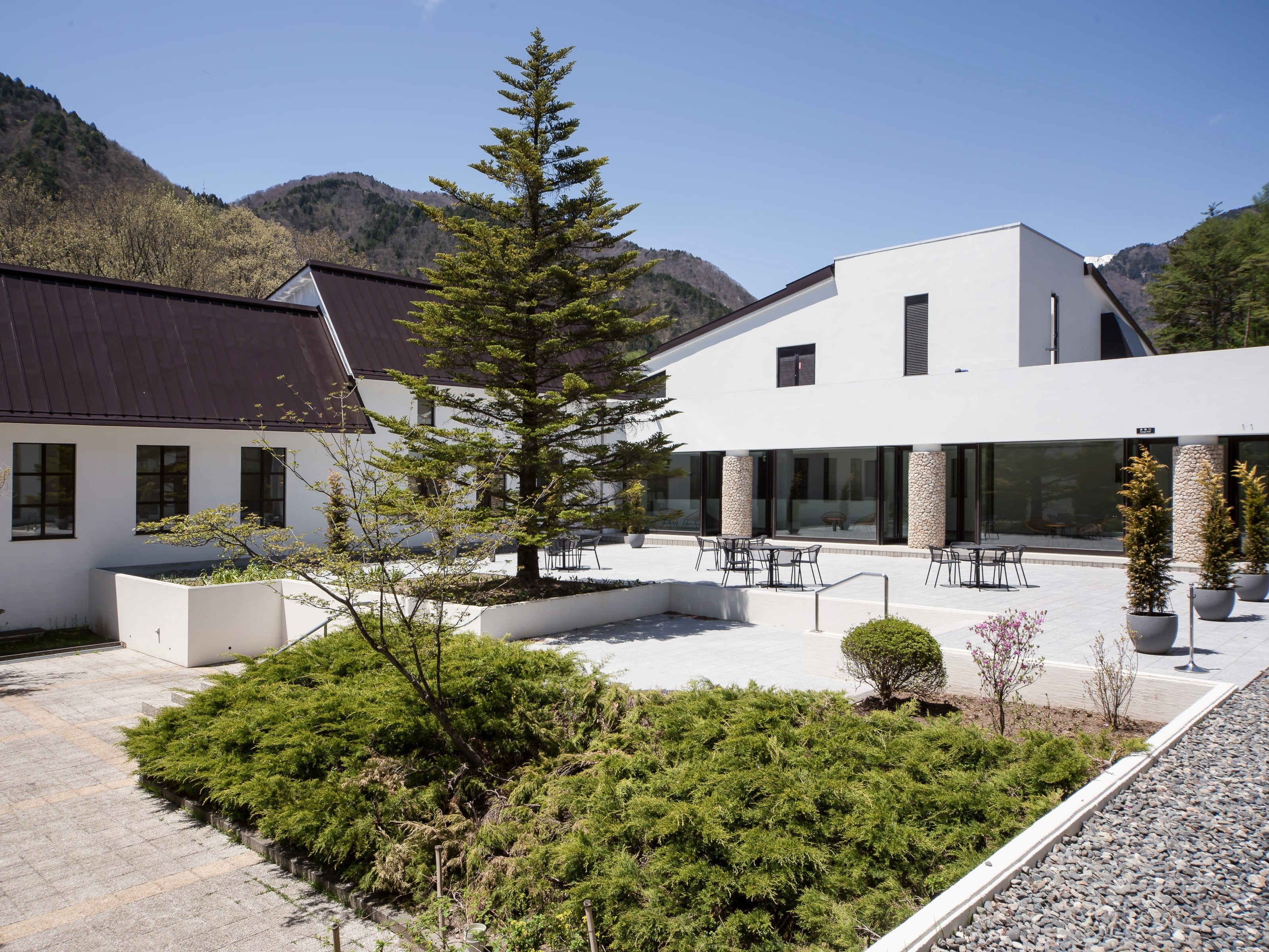 ANA ホリデイ・インリゾート信濃大町くろよん（中庭）