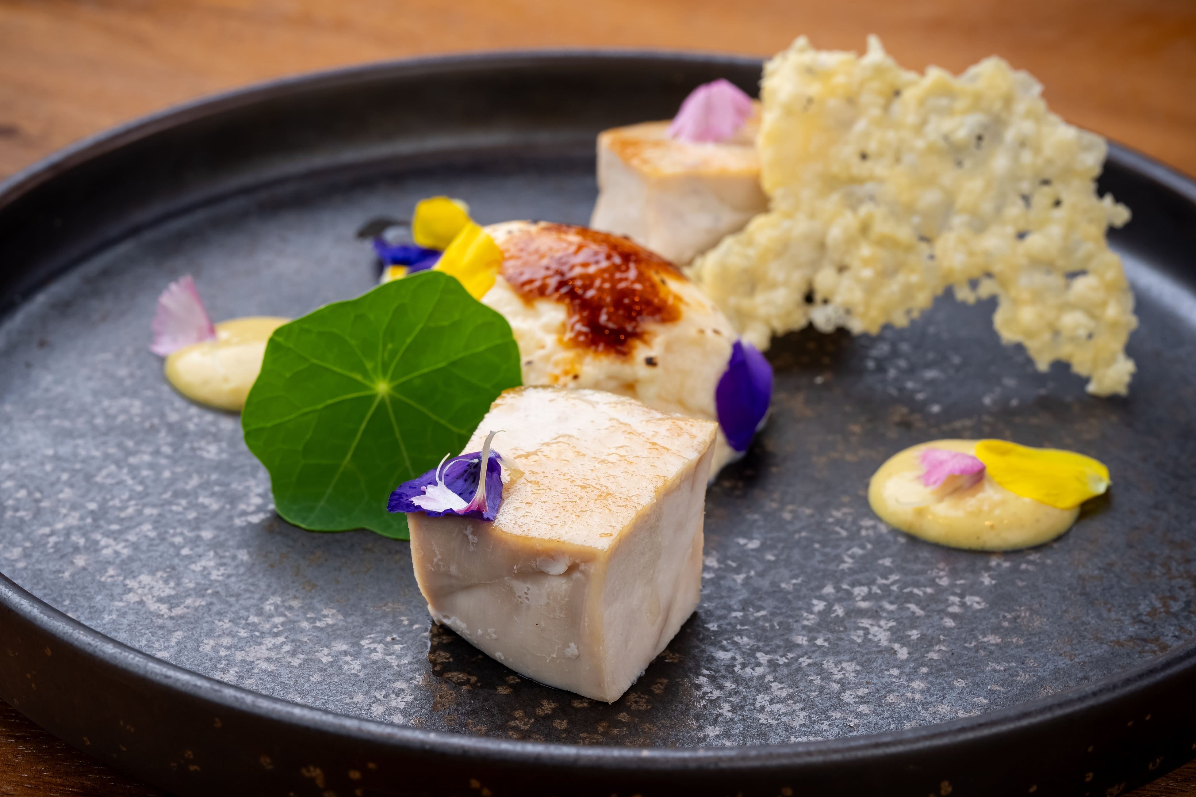 パルメザンチーズのブリュレ 福味鶏胸肉と信州味噌クリーム&nbsp; -ANA ホリデイ・インリゾート信濃大町くろよん