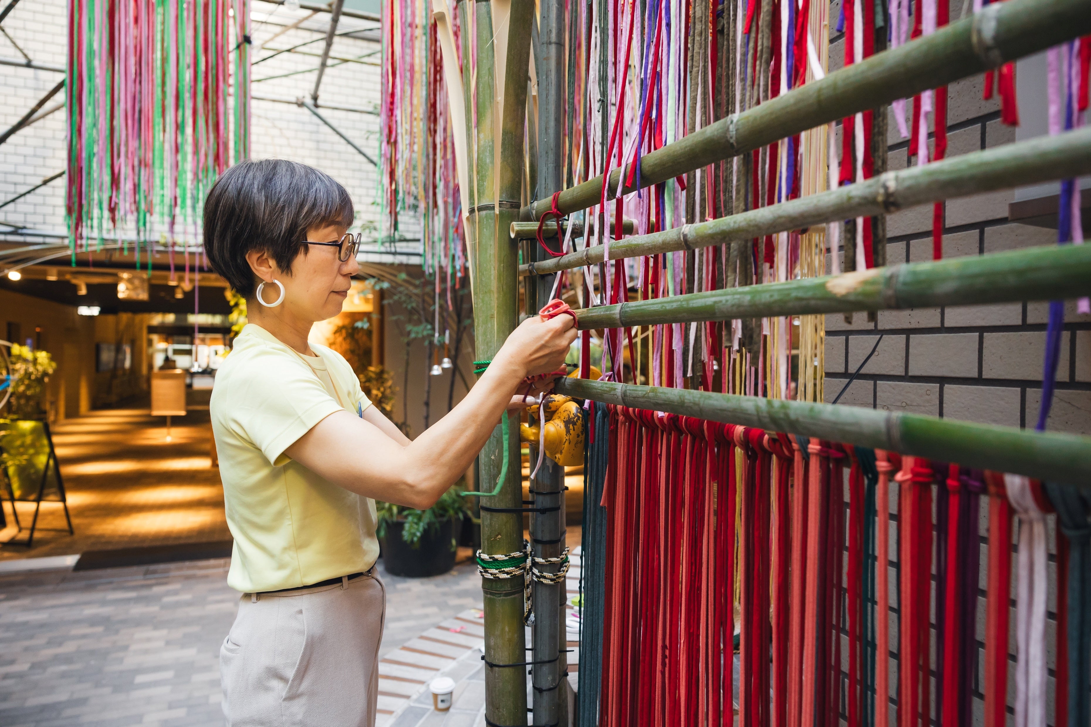 スリットパークでの展示と作者の加藤チャコ氏