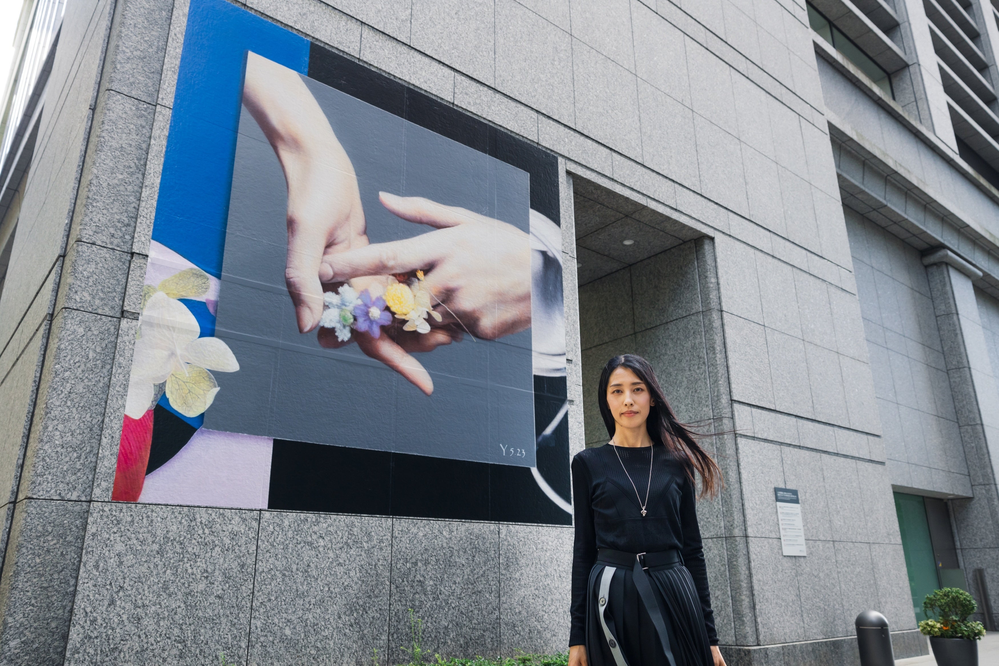三菱商事ビルの展示作品と作者の薄久保香氏
