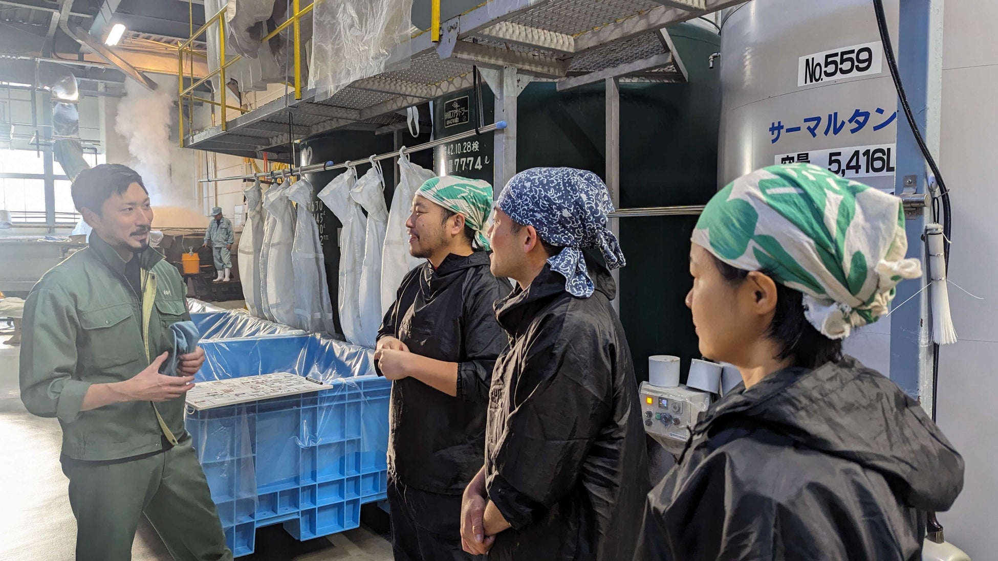 吉田酒造店へ訪問するhaccobaのメンバー(2023年12月)