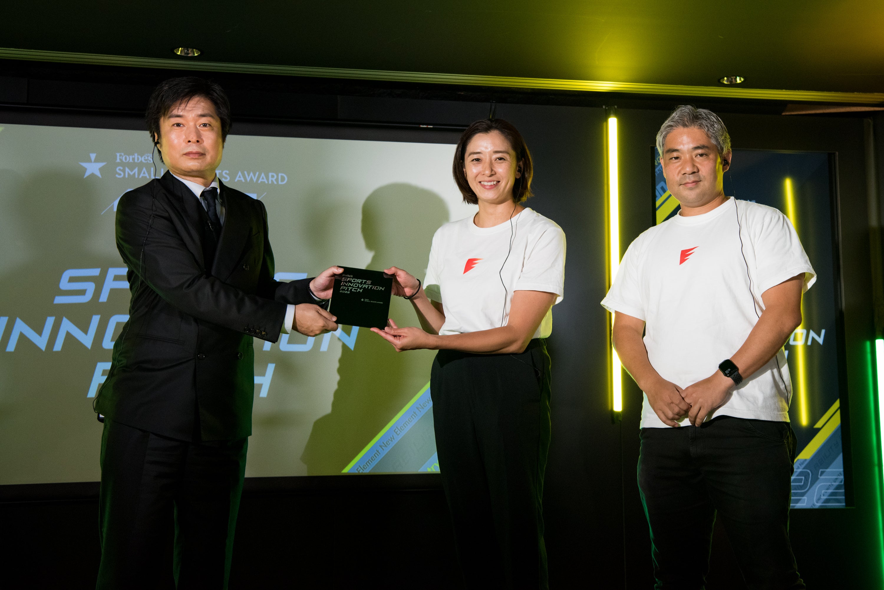 Forbes JAPAN 藤吉雅春編集長からパイオニア賞を授与されたシーン