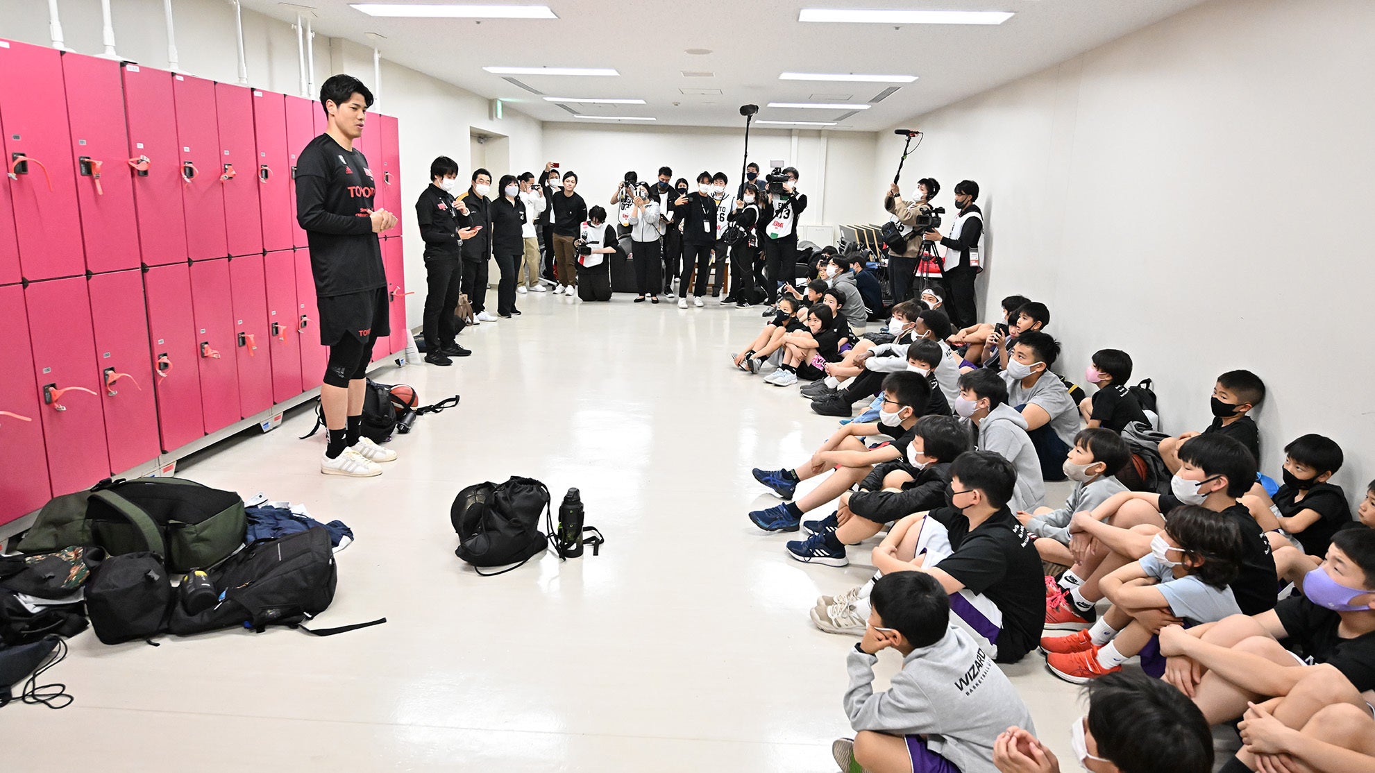 吉井選手と玉堤ウィザーズの子どもたち