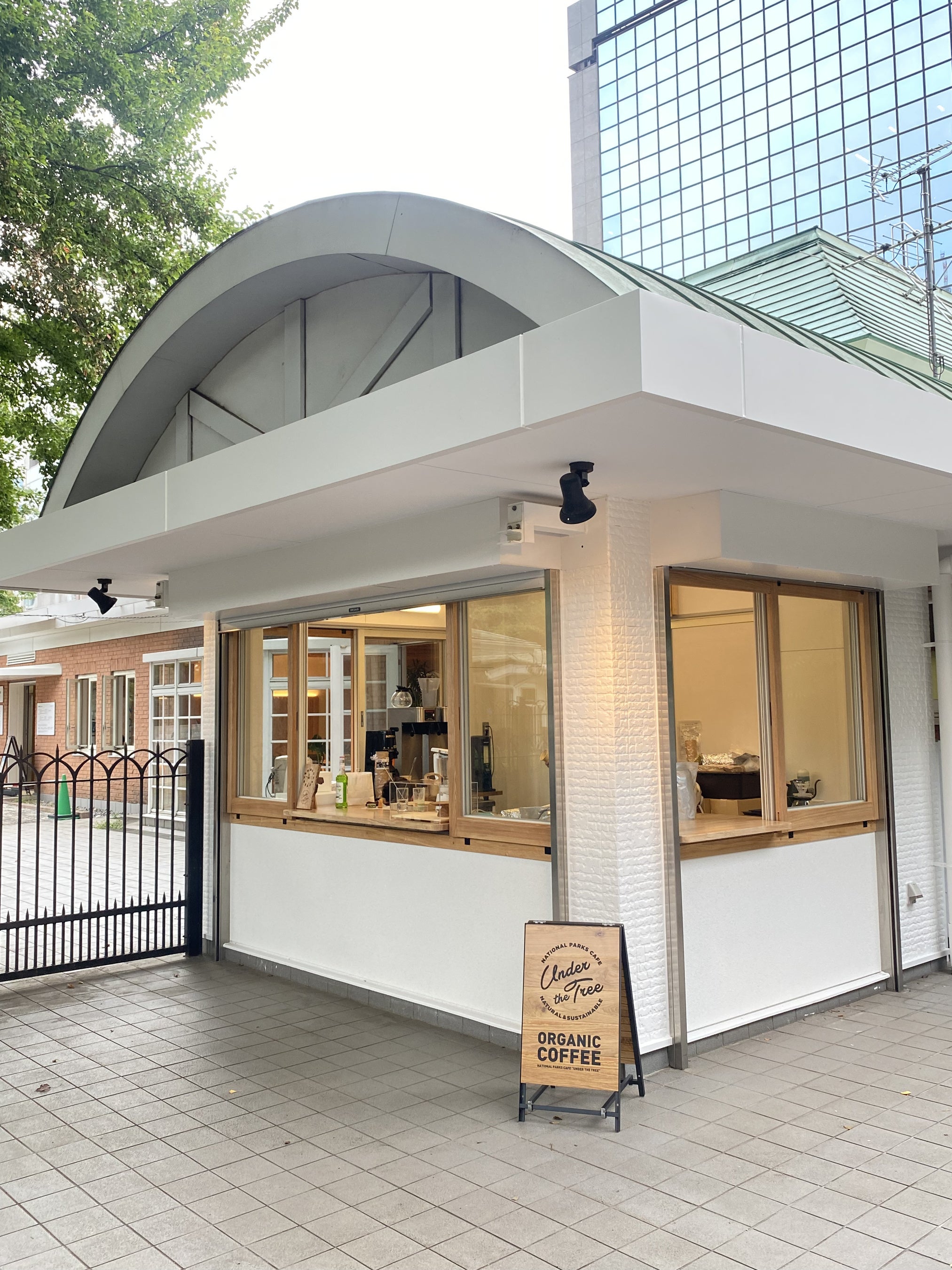 新宿御苑に面したテイクアウト用スタンド