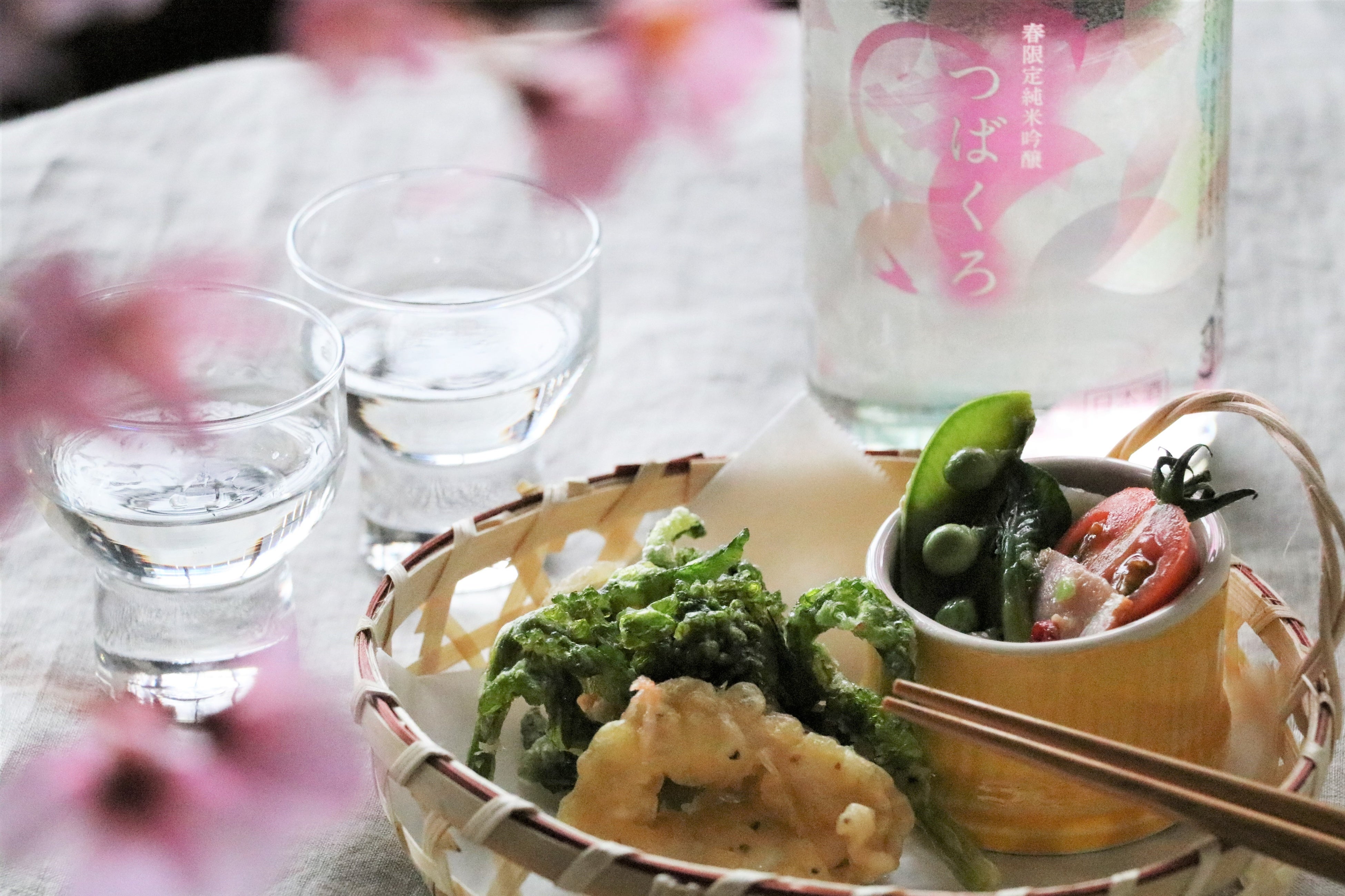 菜の花やヤリイカなど春の食材と一緒に