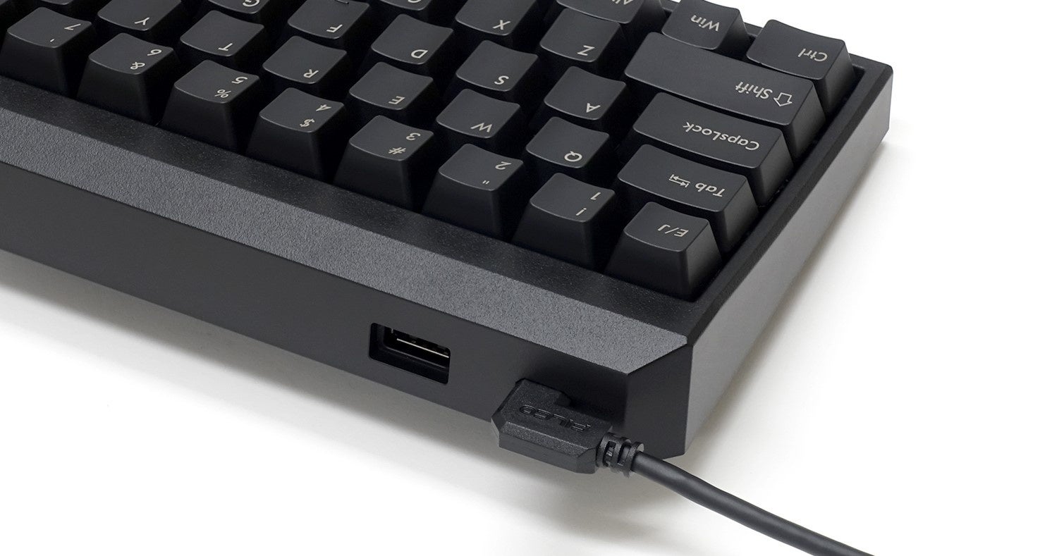 背面 USBスルーポート搭載