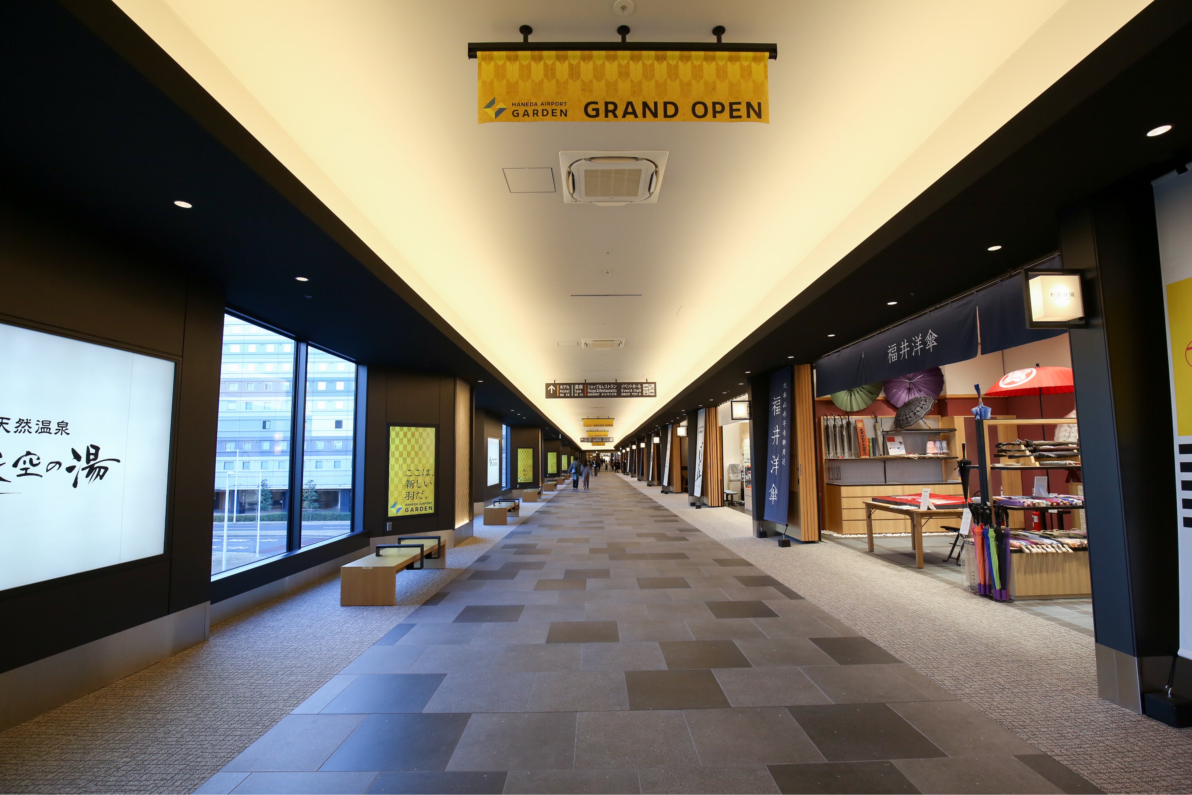 空港直結通路の「ジャパンプロムナード」は桜の装飾で日本の春を演出