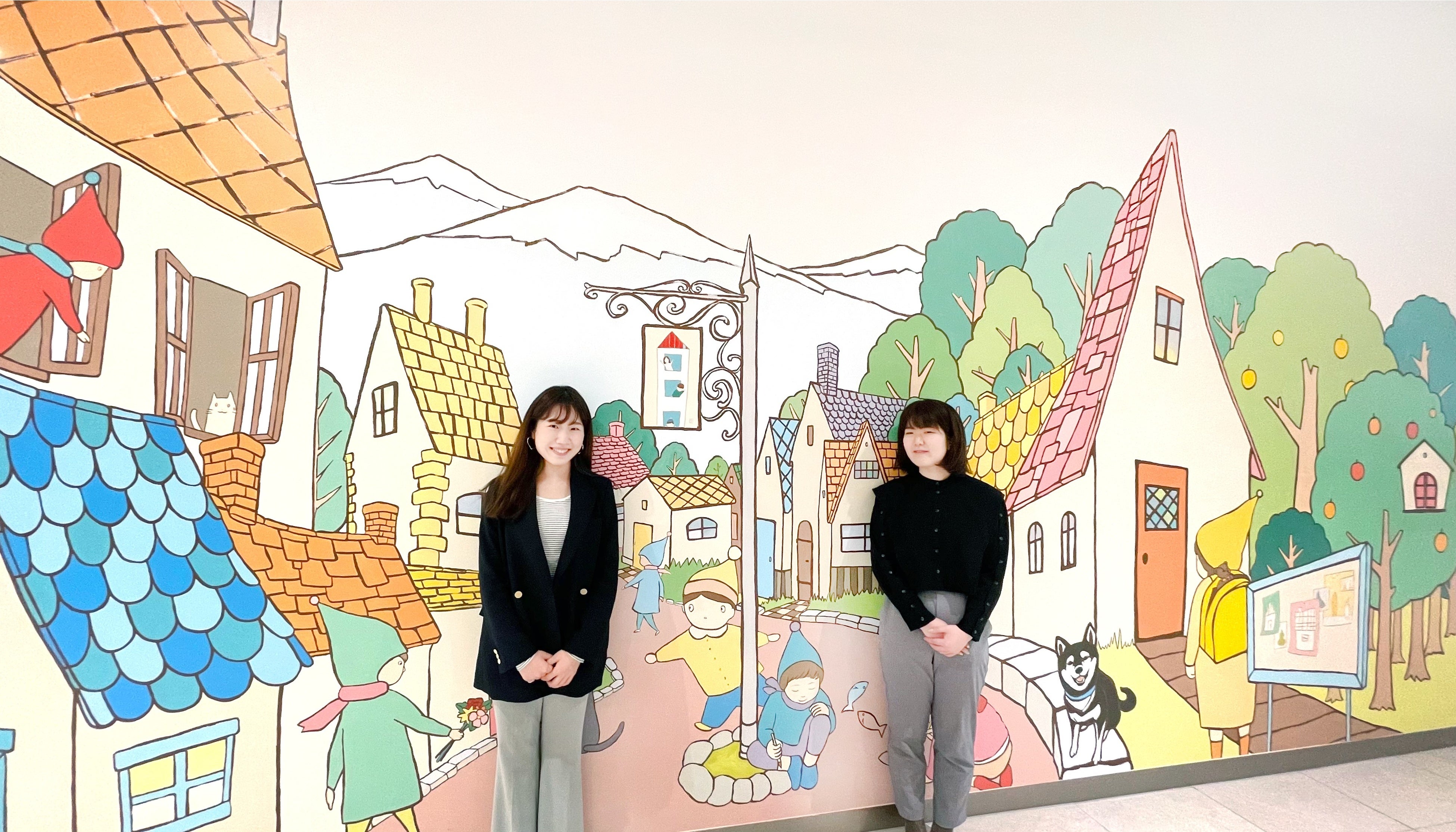 コモゴモ展の企画を担当する住友不動産商業マネジメント㈱　山崎結（左）、堀真友子 （右）