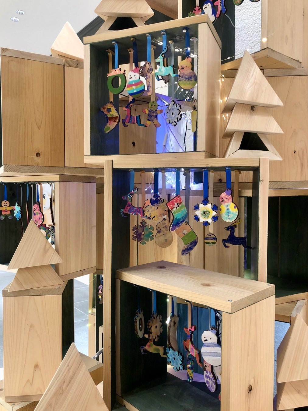小さな美術館に見立てた箱に子どもたちが作ったオーナメントを展示。