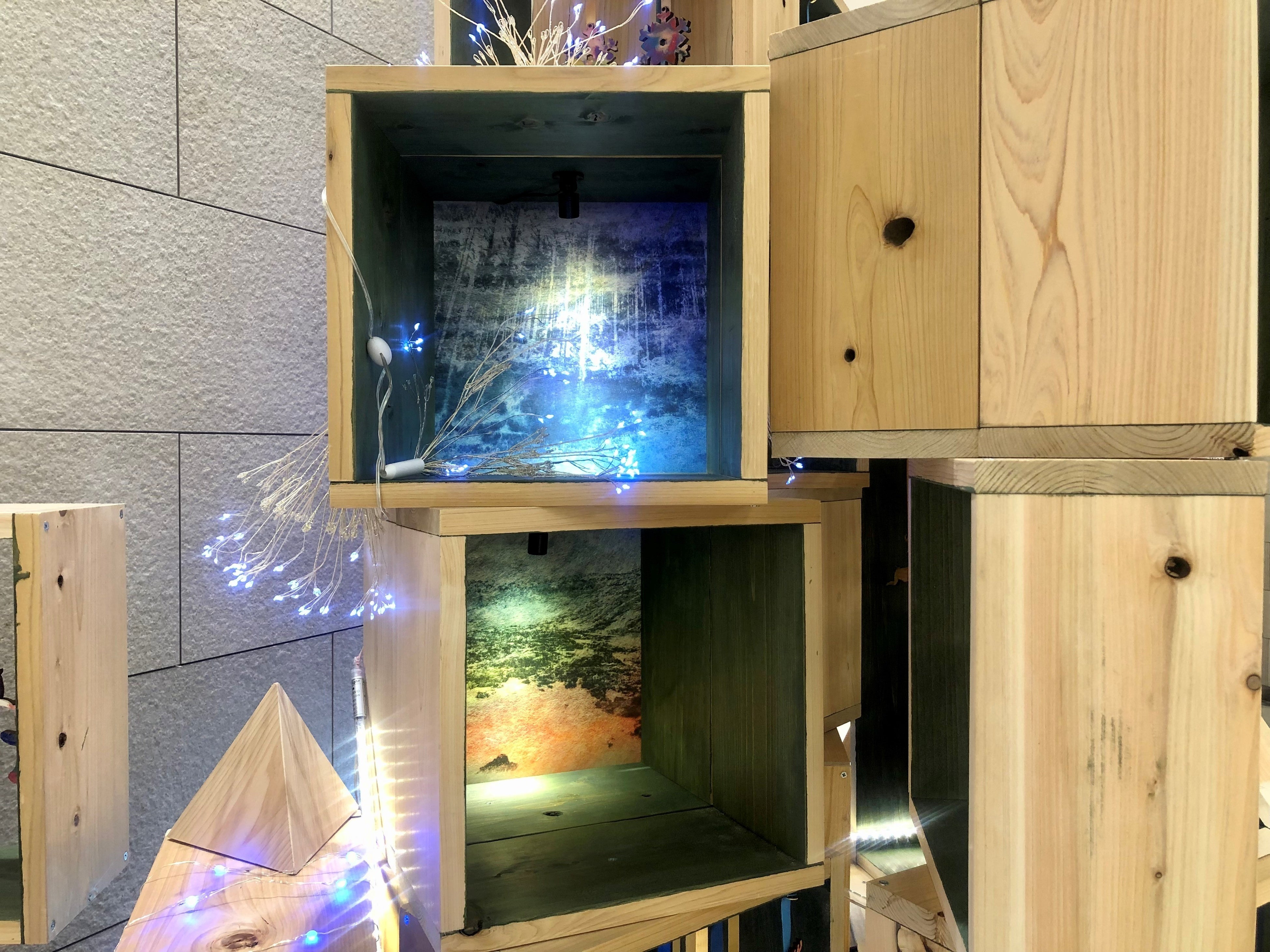 大人の目線には森の絵画を設置。