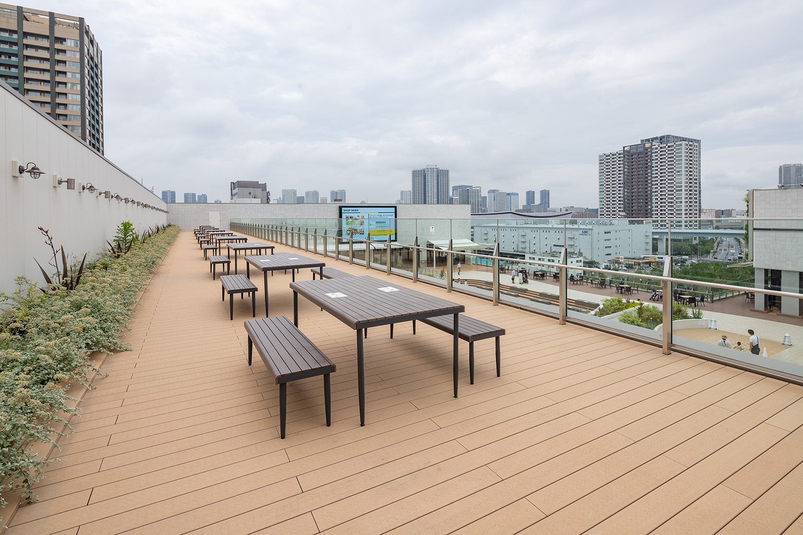 有明ガーデンの大型ビジョンを活用したパブリックビューイングの会場｜6F雲のテラス