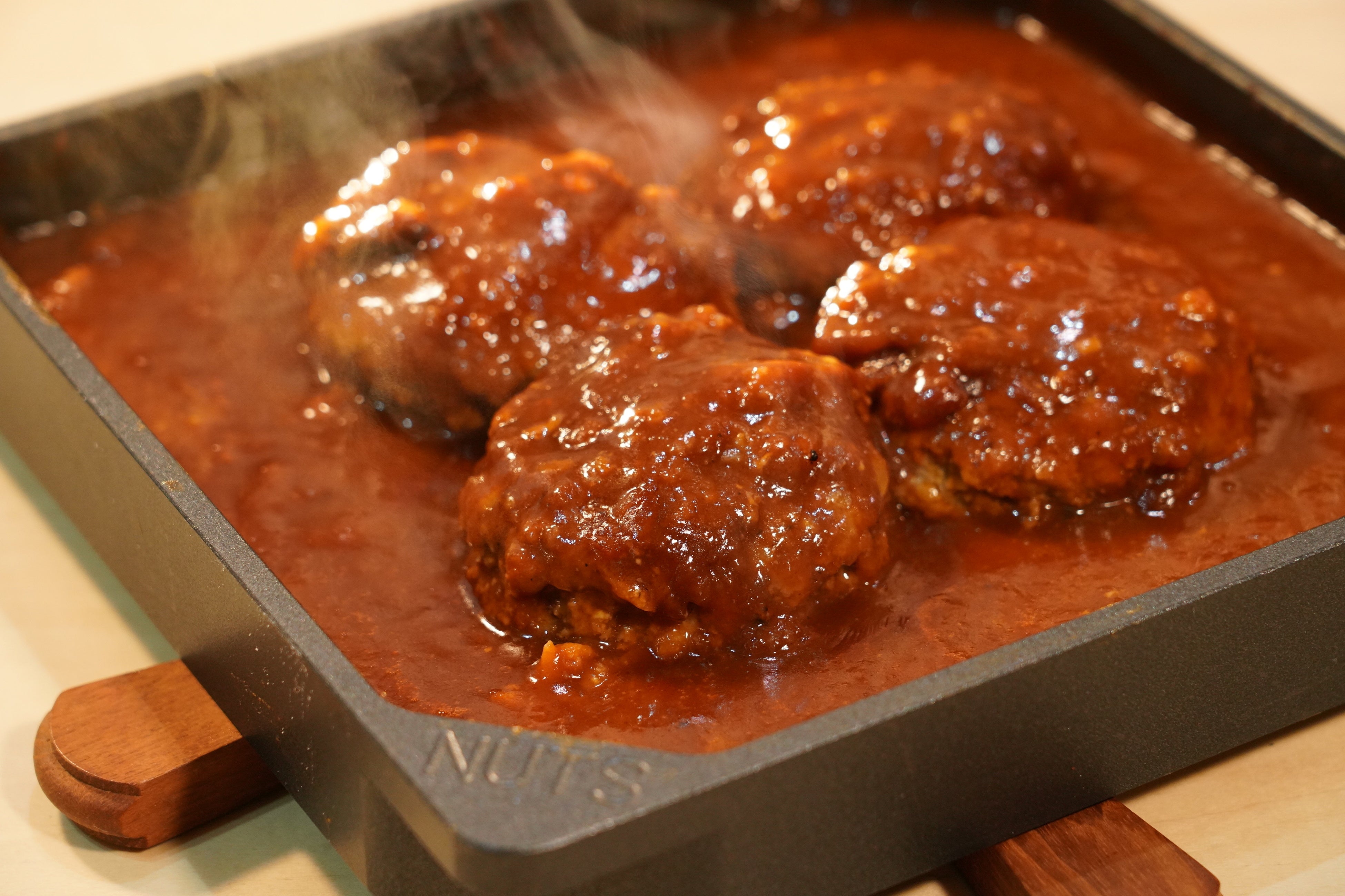 ご家庭のコンロにもピッタリの大きな鉄板で、ハンバーグも一度に4つ焼くことができます。