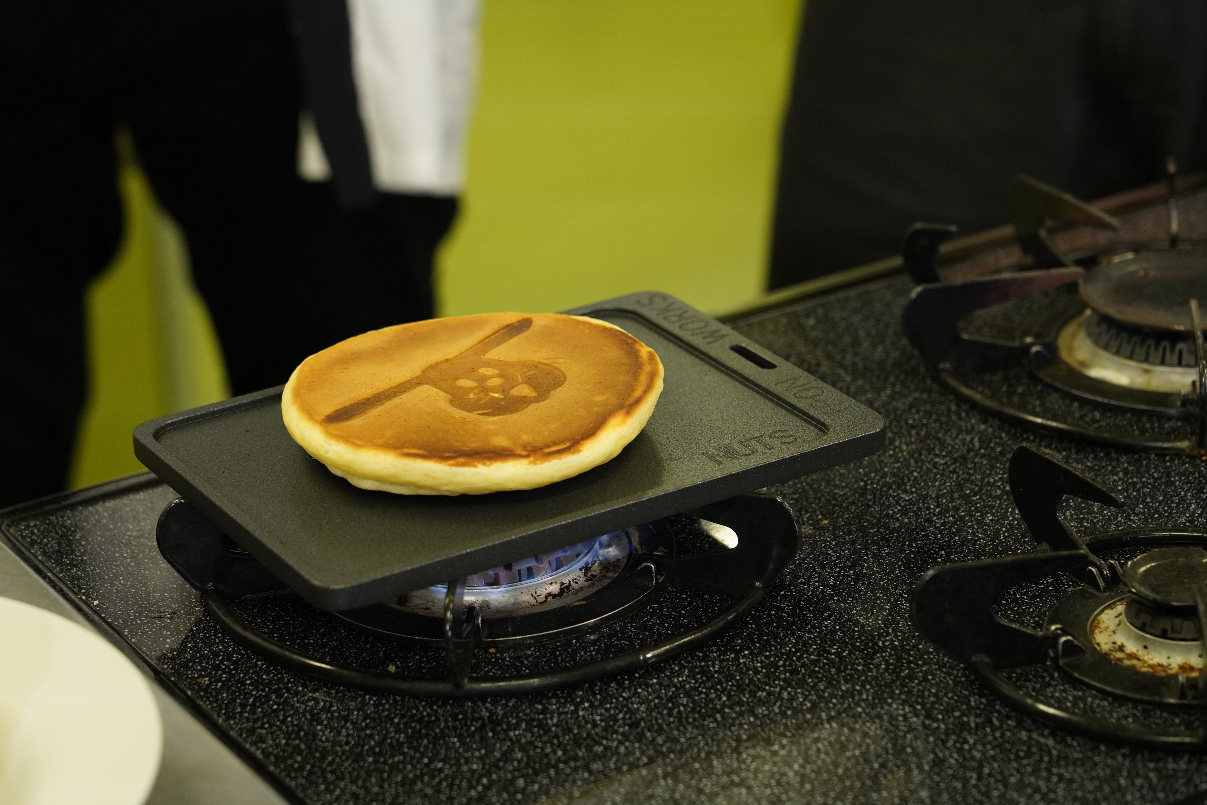 鉄板の上に置くだけでトーストやパンケーキに簡単に焼き印がつけられます。