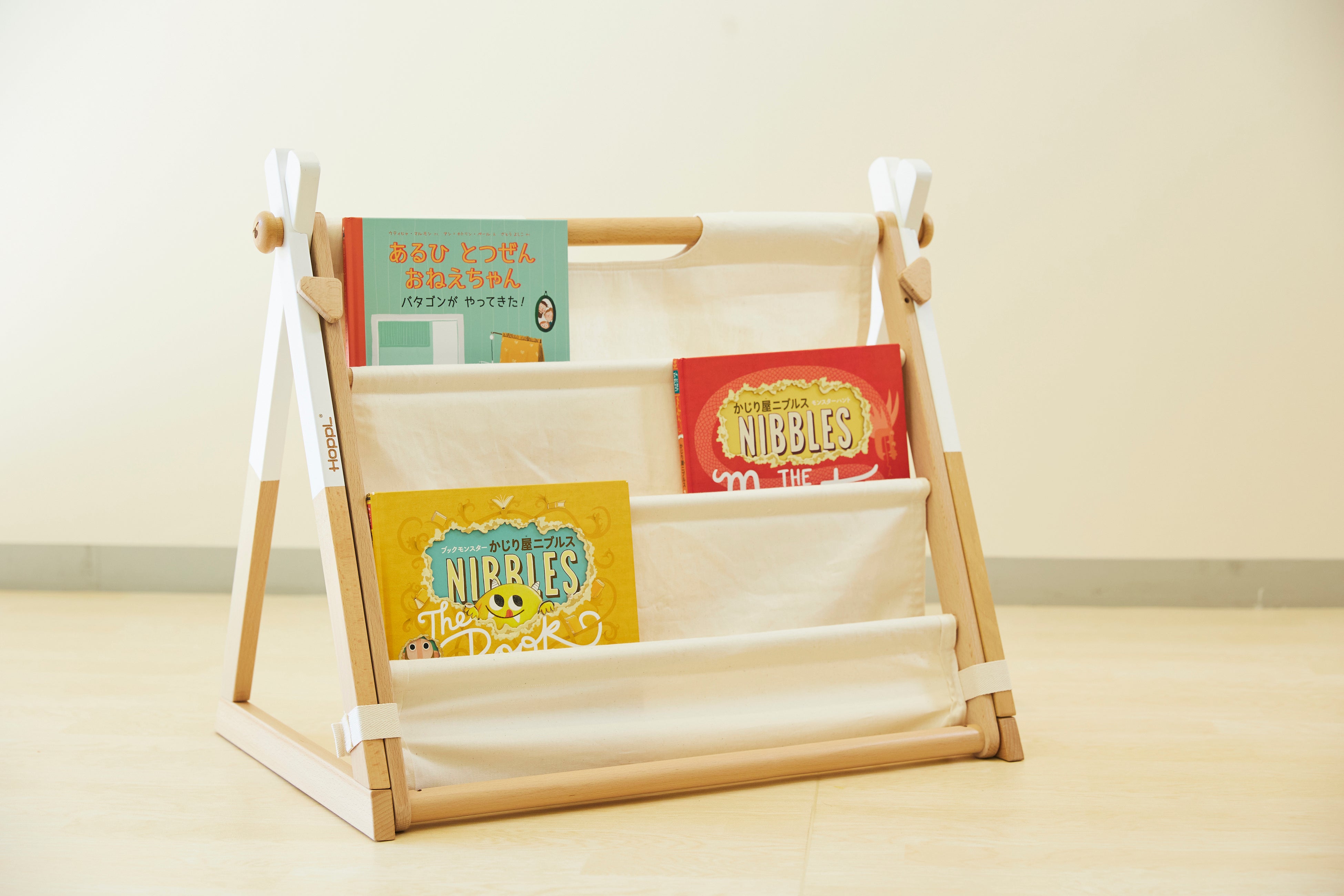 大人も子どもも使えるマガジンラック