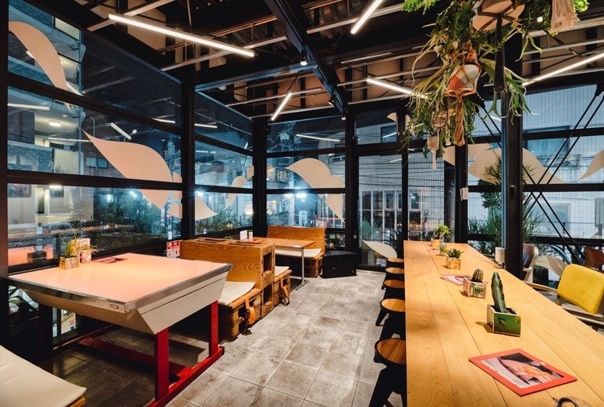 内観（インテリアの所々で廃材を活用している）