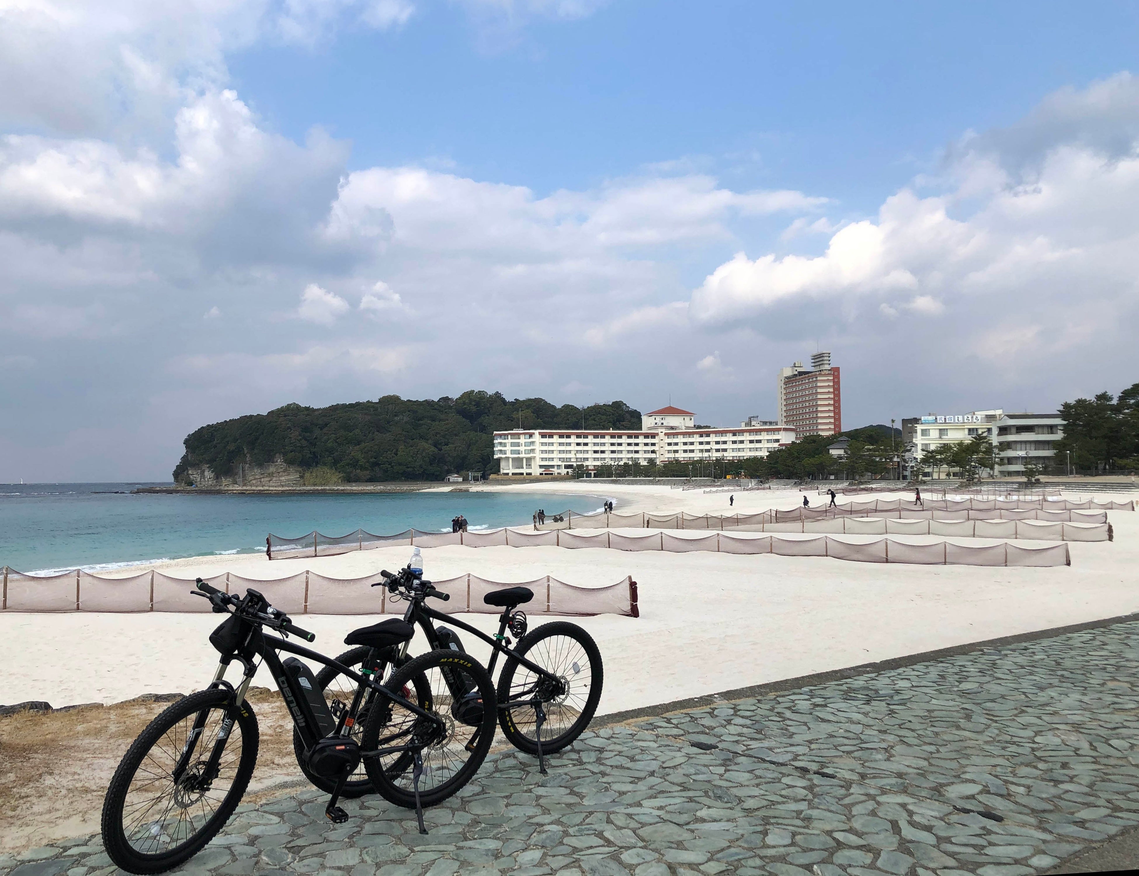 冬の白良浜（南紀白浜）とEバイク