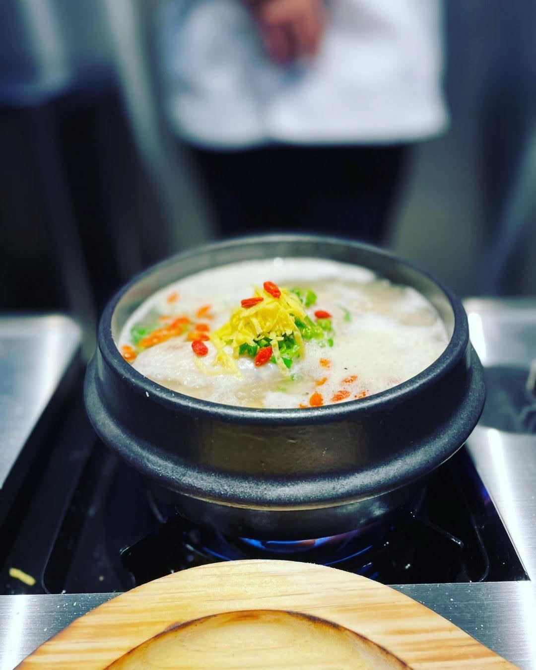 名物の韓味一の蔘鶏湯