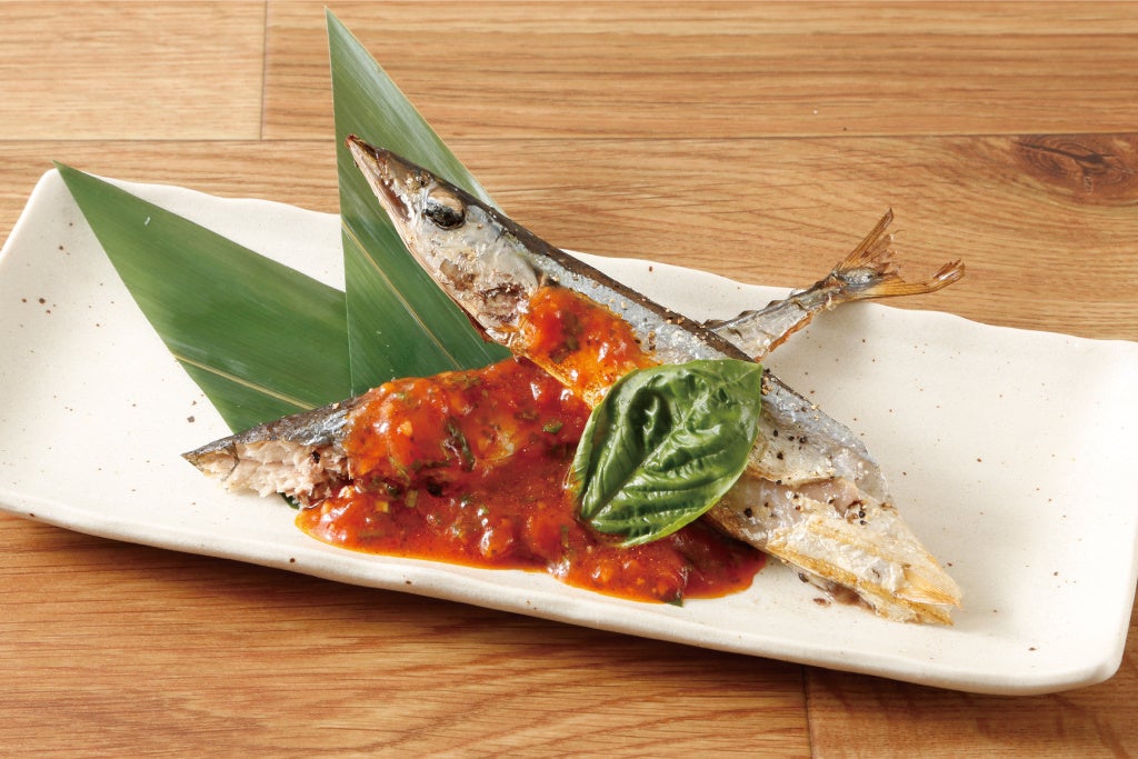 バジル香るトマトソース　さんまのロースト