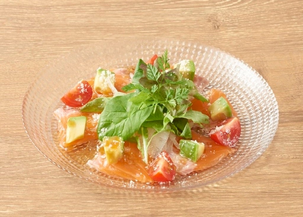 国産サーモンとアボカドのカルパッチョ