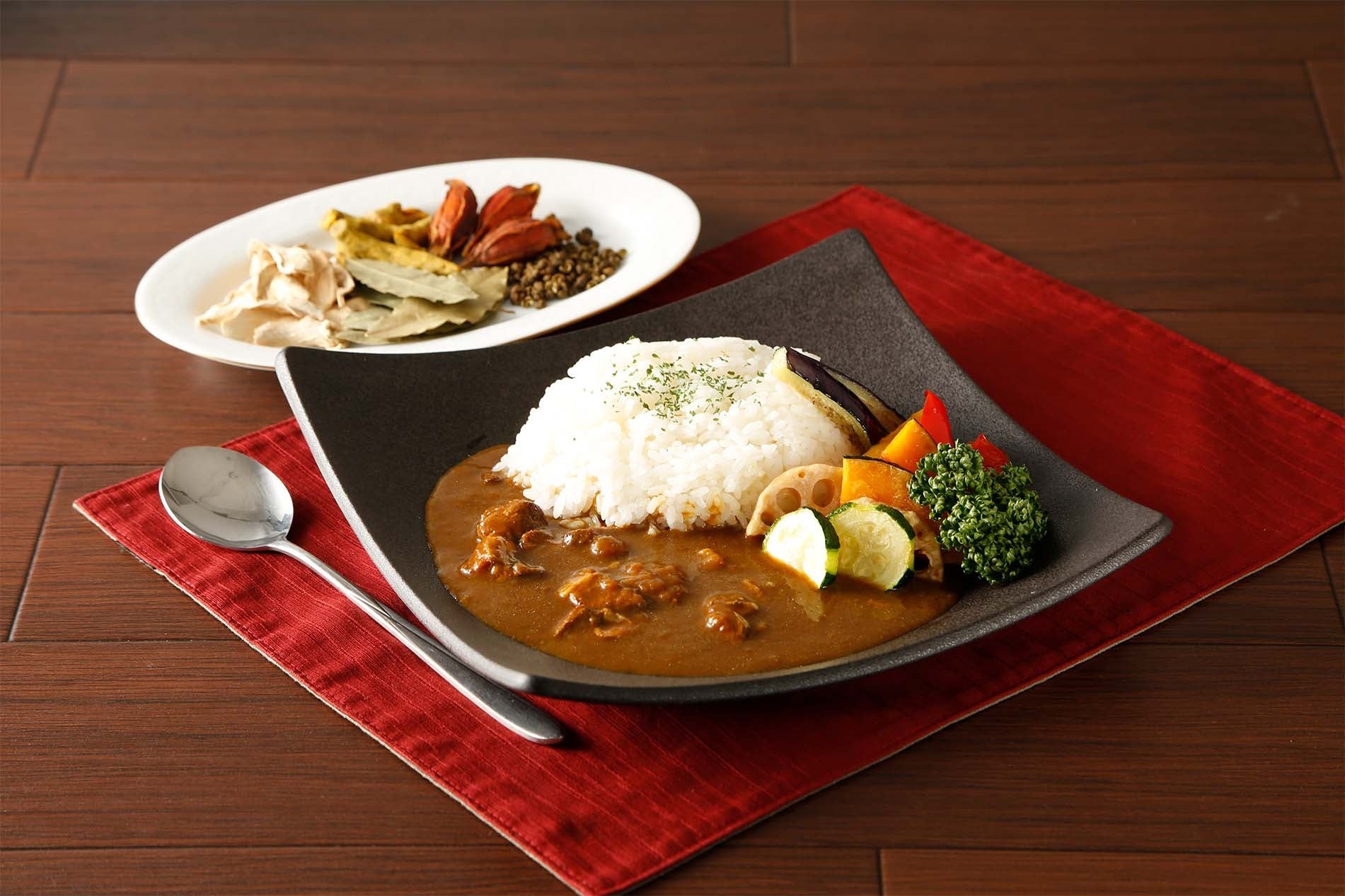 ぞうさんパクパクのあとひく辛さポークカレー 盛り付けイメージ