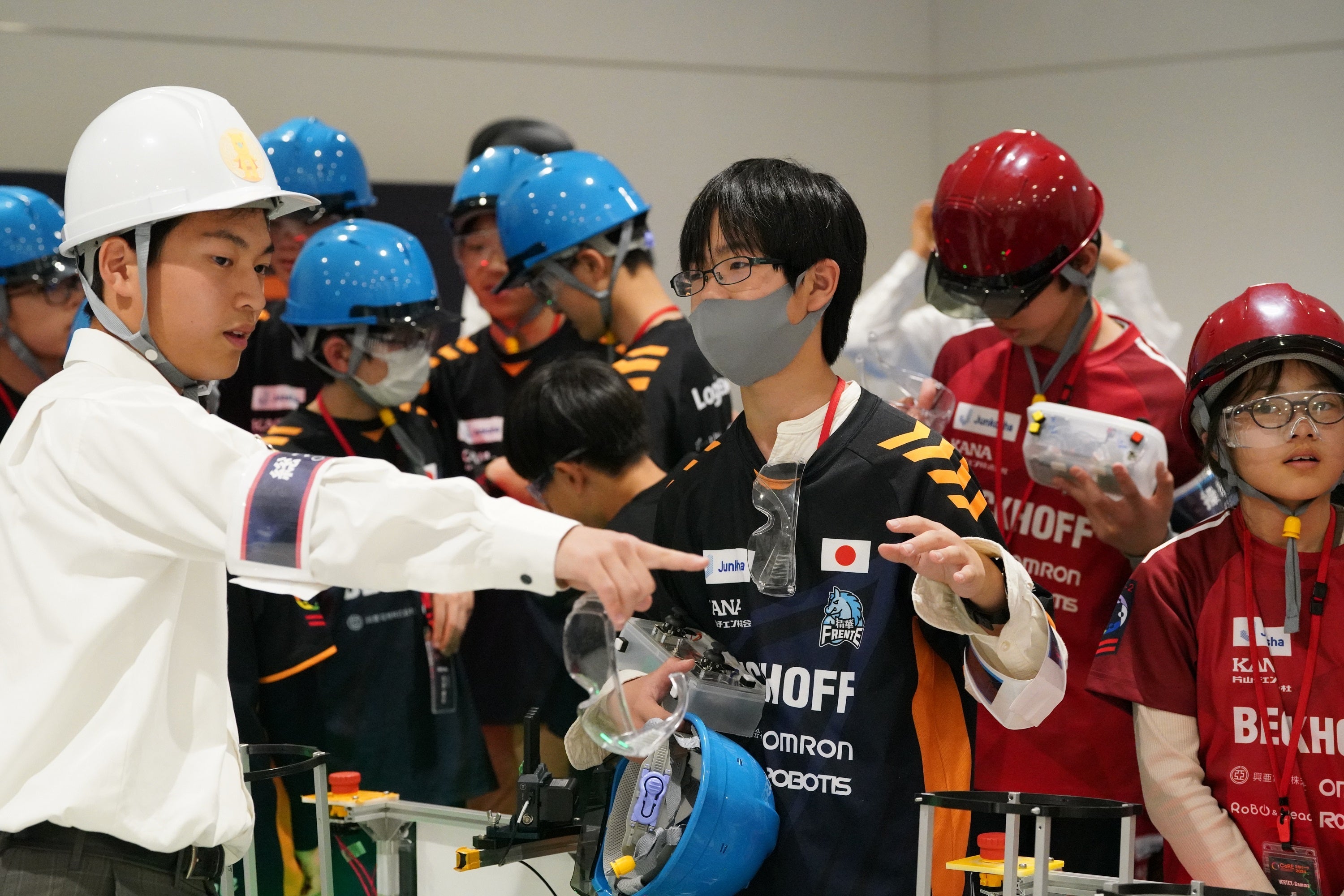 総大将として指揮をする福田選手（左端白いヘルメット着用の選手）